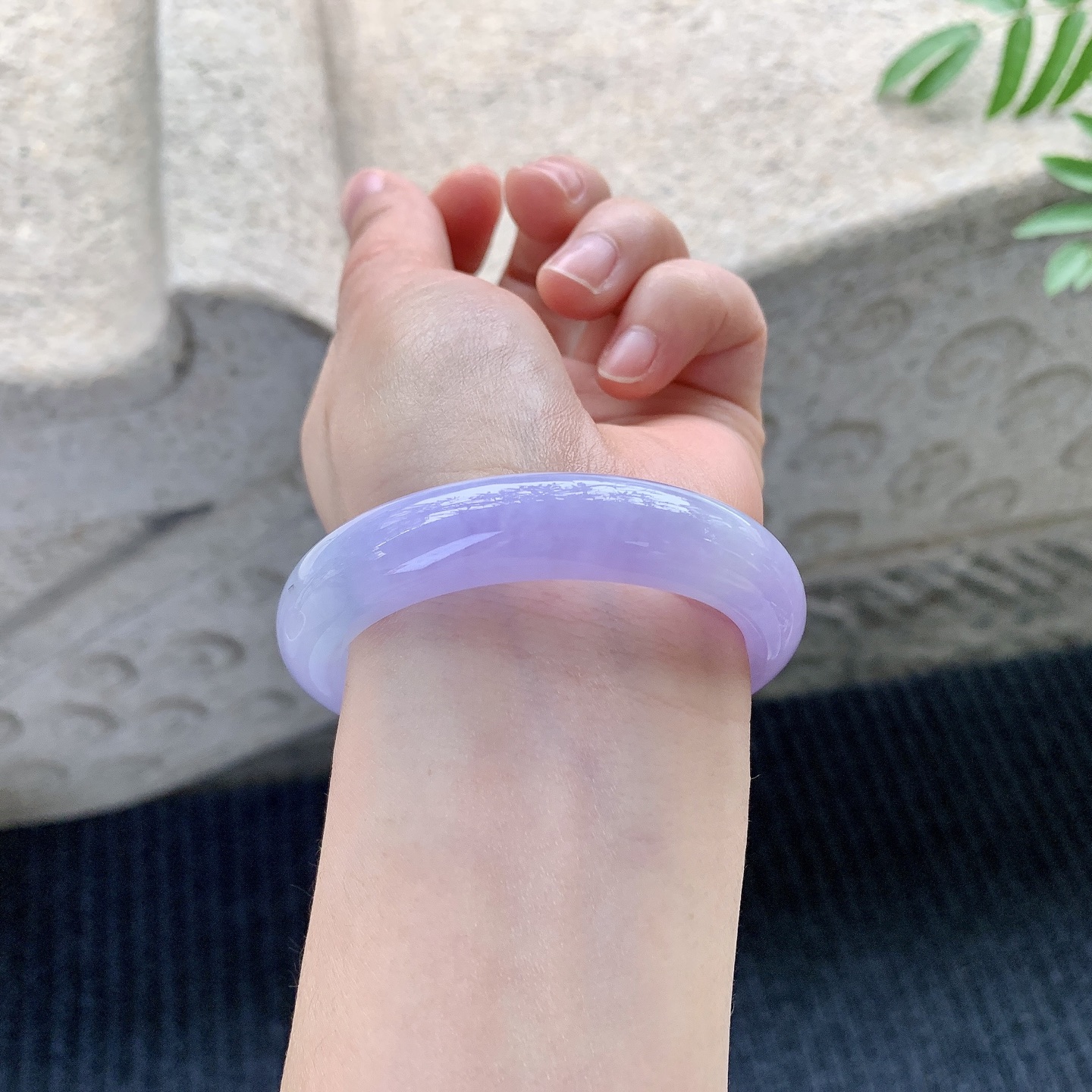 正圈50 51【圈口】51.8/12.3/8.2【编码】HT121403【描述】艳紫，水润，种老，细腻，有纹线