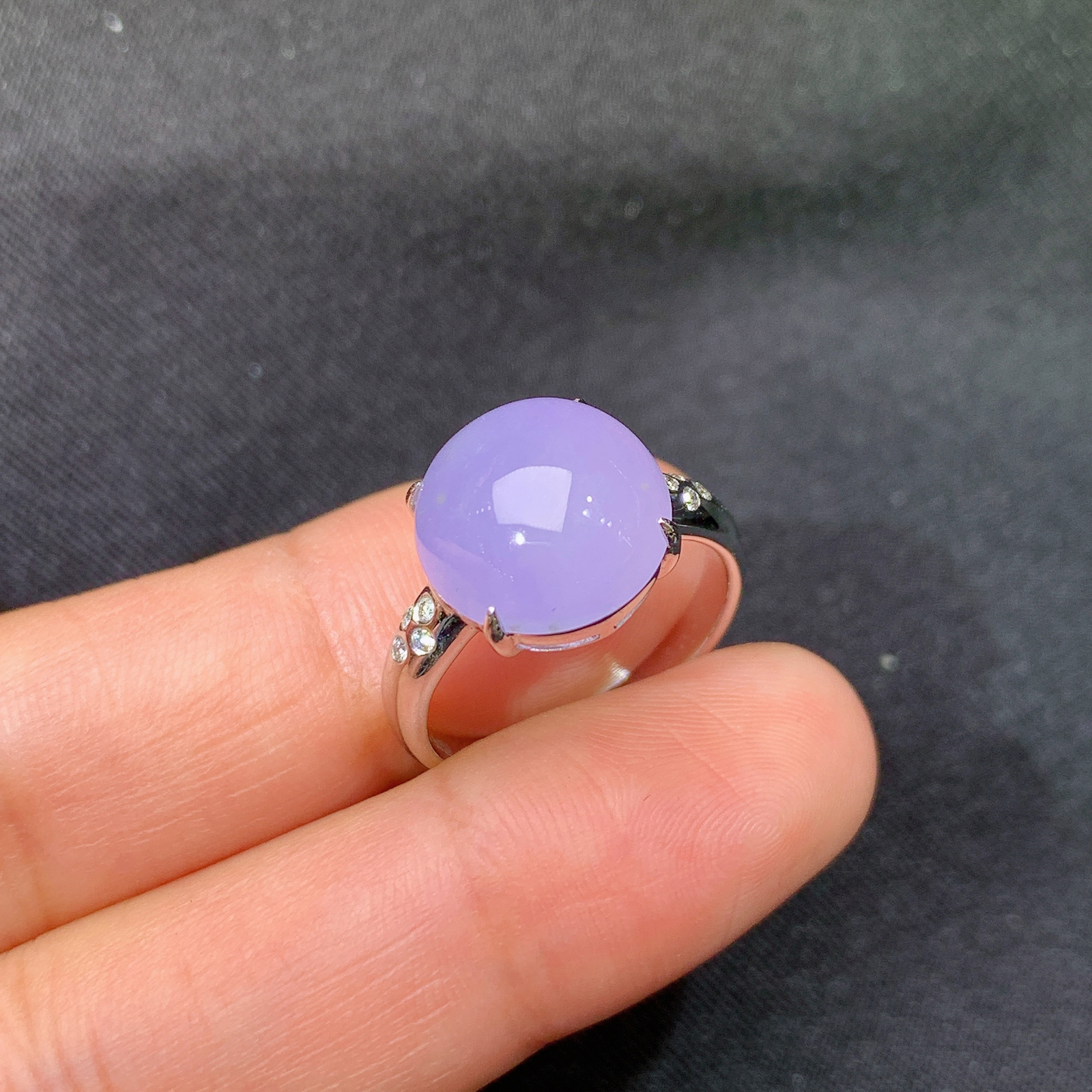 冰紫罗兰蛋面戒指，18k金镶嵌，温润细腻，颜色鲜艳，Ff 尺寸11.8*11.3*5