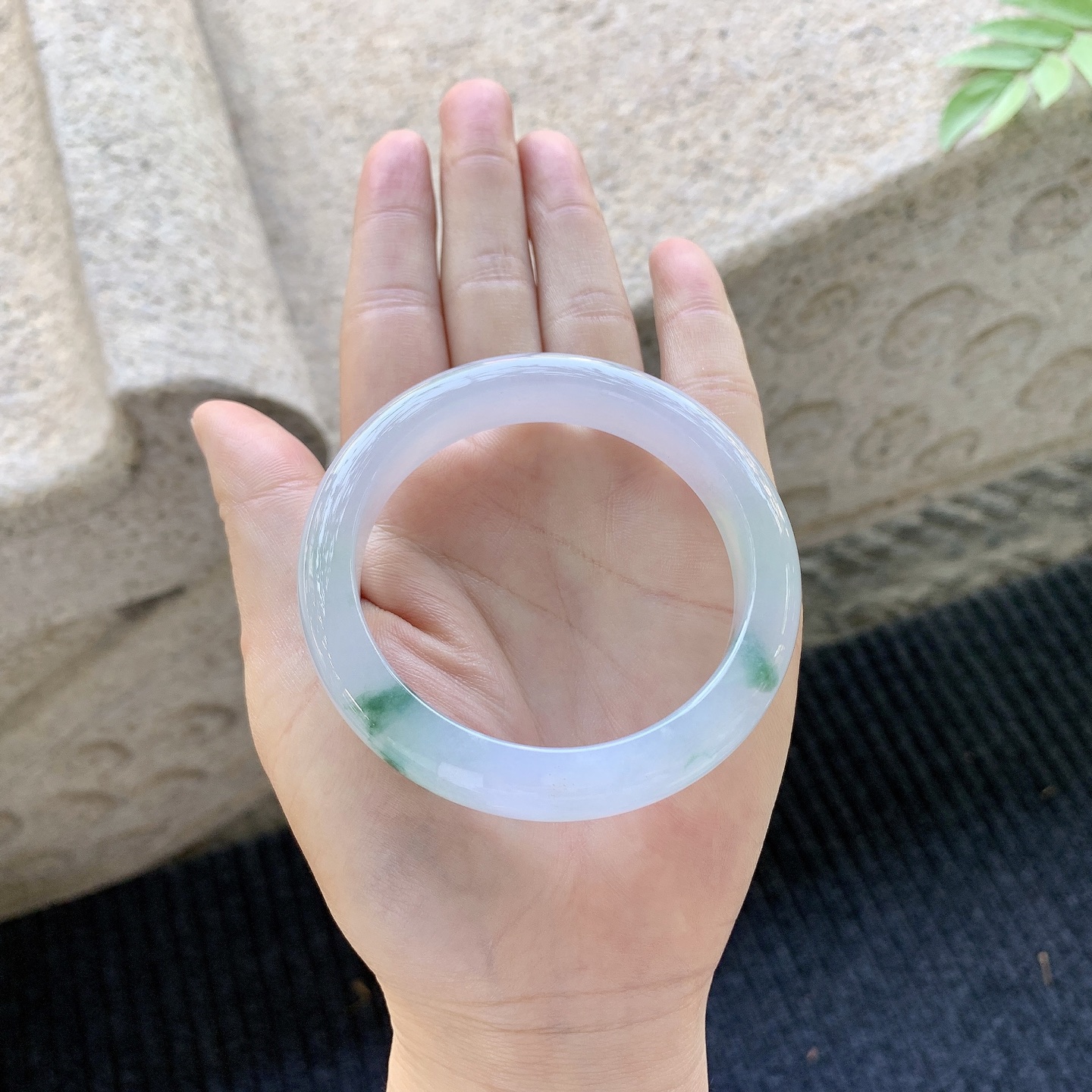 正圈54 55【圈口】54.8/11.8/8.6【编码】H6040242【描述】糯冰淡紫飘花，水润，种老，细腻，内侧有棉线