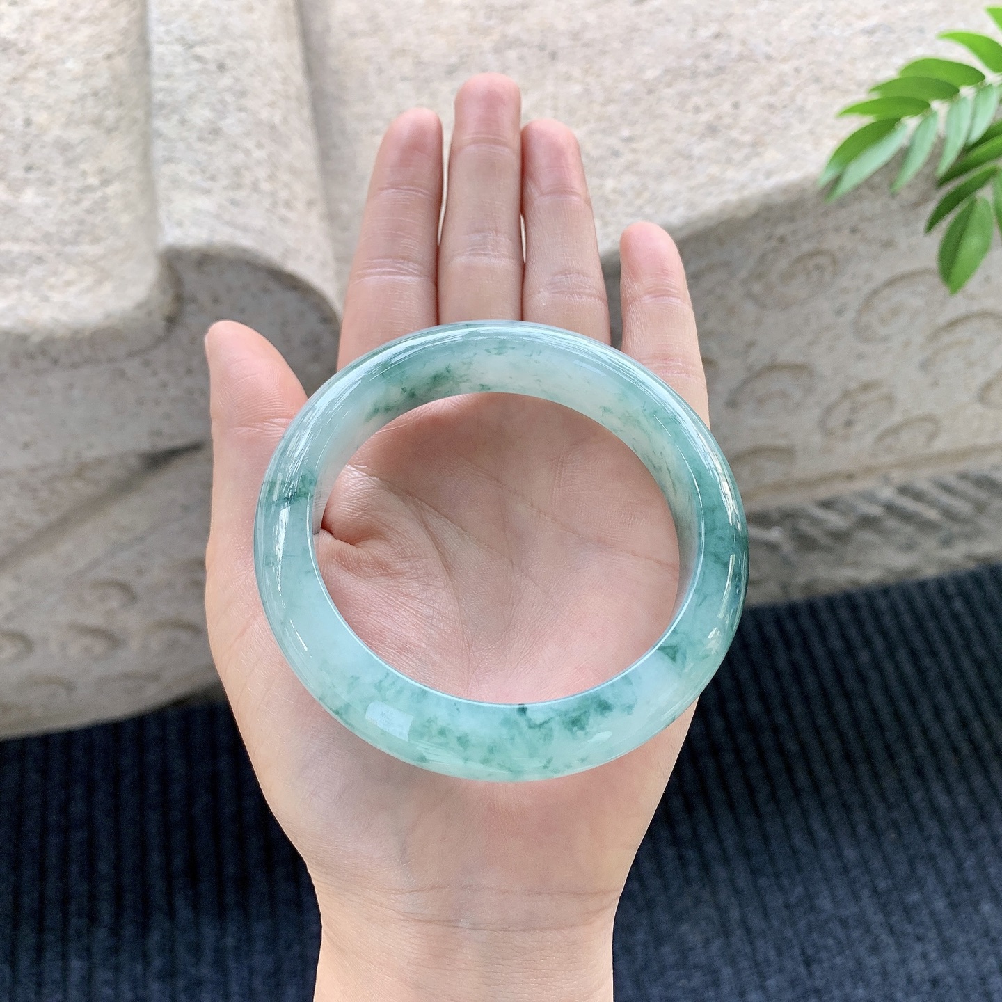 正圈59 60【圈口】60.2/14.5/9.6【编码】A1121230【描述】糯冰飘花，水润，种老，细腻，无裂