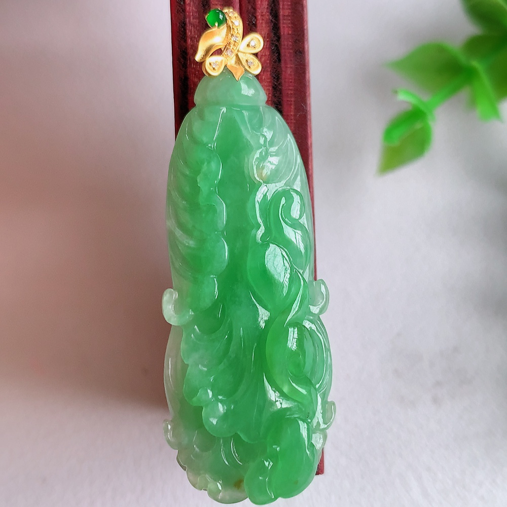 18k金伴钻冰润飘绿白菜吊坠  玉质细腻，巧雕白菜，叶脉纹理细密，饱和紧密;茎叶粗壮有力，白菜”音通“百财”，“玉”通“遇”，合起来就是“遇百财”之意，寄予事业生活中财源广进，一帆风顺 W01.13  尺寸：42-16.6-9.3mm