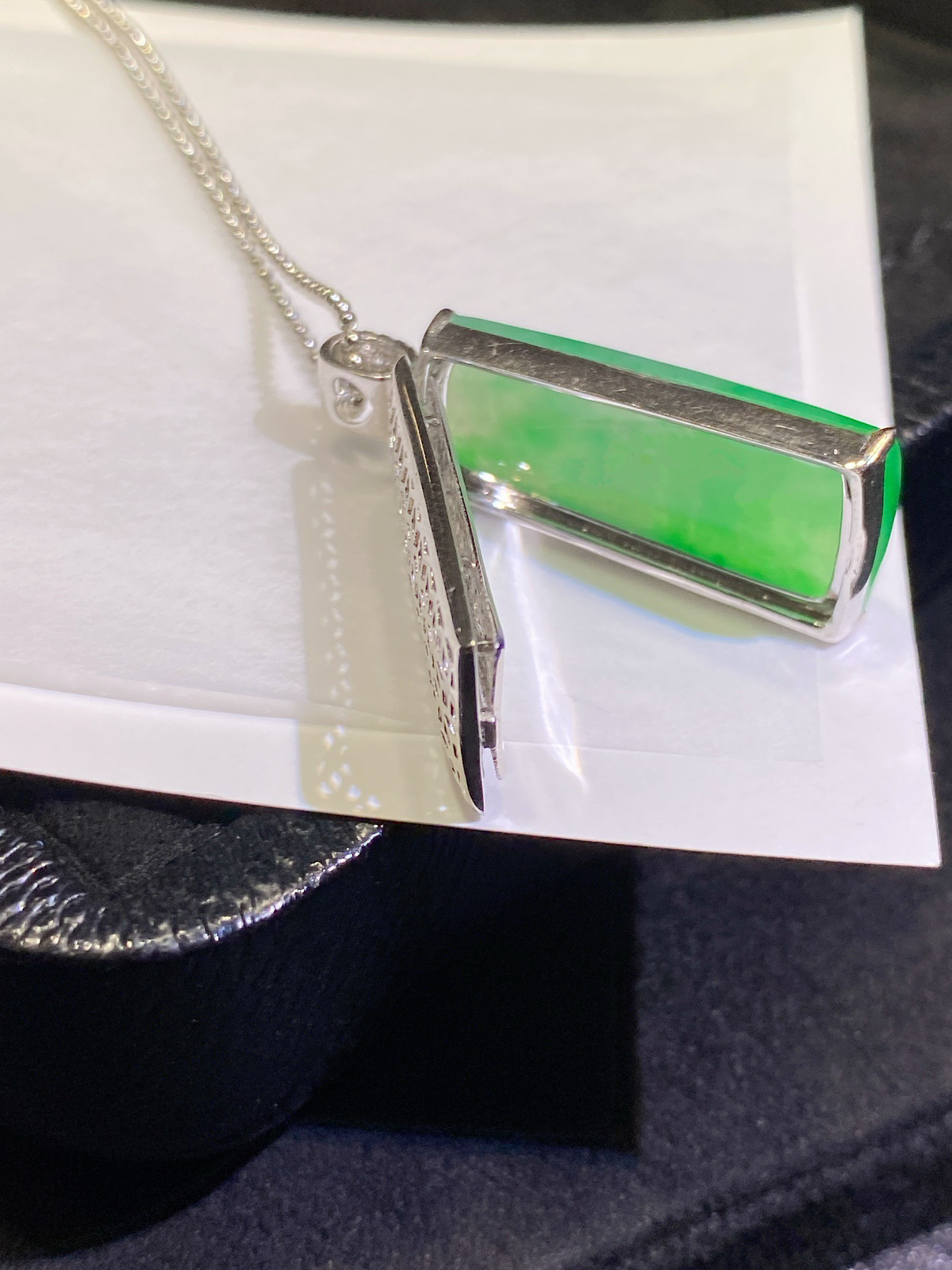 甜阳绿·无事牌，18k金镶嵌
厚装饱满，色鲜诱人，简约却藏不住的贵气..