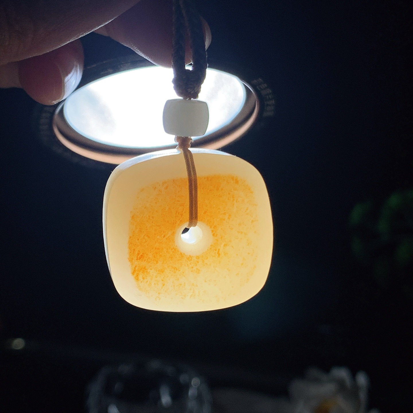 新疆和田玉四方扣挂件。尺寸28/13重24.5克。玉质细腻油润。手推出油。佩戴高端典雅。lt260413