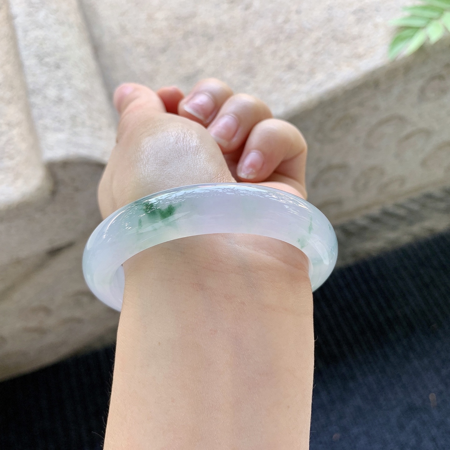 正圈54 55【圈口】54.8/11.8/8.6【编码】H6040242【描述】糯冰淡紫飘花，水润，种老，细腻，内侧有棉线