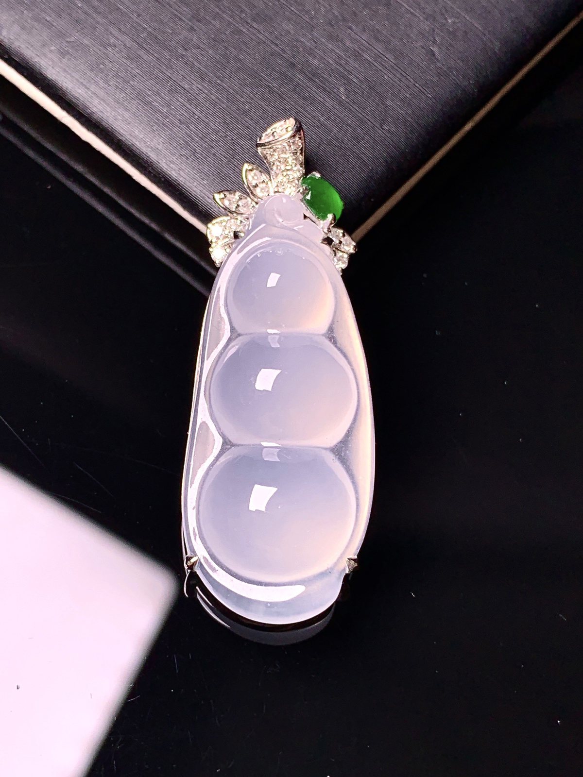 18k金钻镶嵌冰种四季豆吊坠 玉质细腻 色泽艳丽清新 水润亮眼 整体尺寸37.2*13.6*6.8t