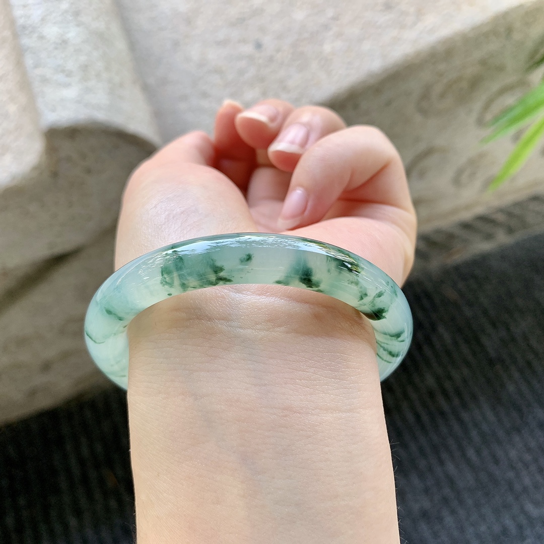 圆条52 53【圈口】53.8/9.2/8.5【编码】GF041595【描述】冰糯飘花，清透，水润，种老，细腻，打灯有棉线