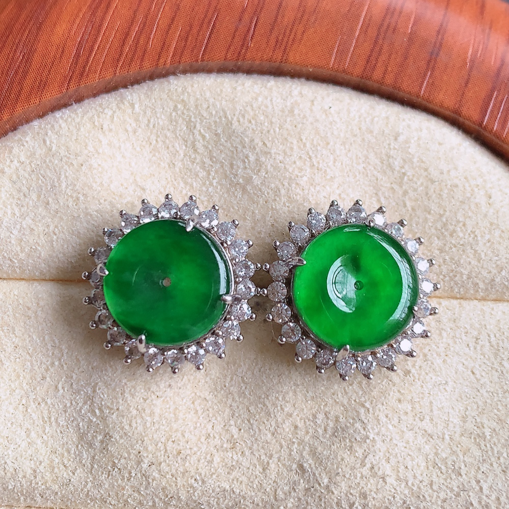 冰满绿翡翠925银镶嵌耳坠，自然光实拍，翠色灵动，颜色漂亮，种老水足，品相佳，佩戴佳品！W481.13 取一整体尺寸：14-6mm  裸石尺寸：9.6mm