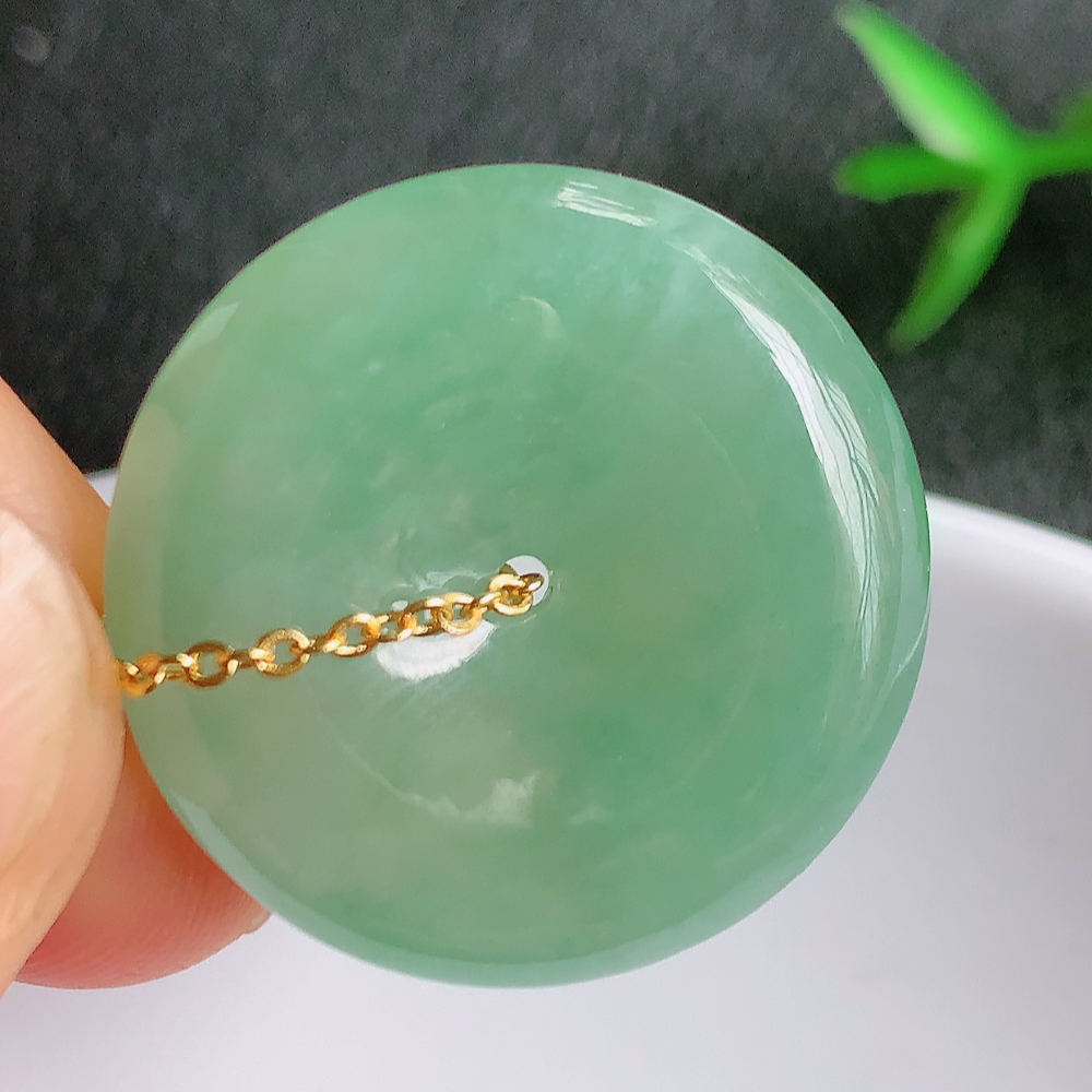 冰润平安扣吊坠，厚装饱满，冰润剔透，细腻水足，种质润泽，飘花灵动，佩戴优雅大气，W357.13   尺寸：24.5-5.7mm