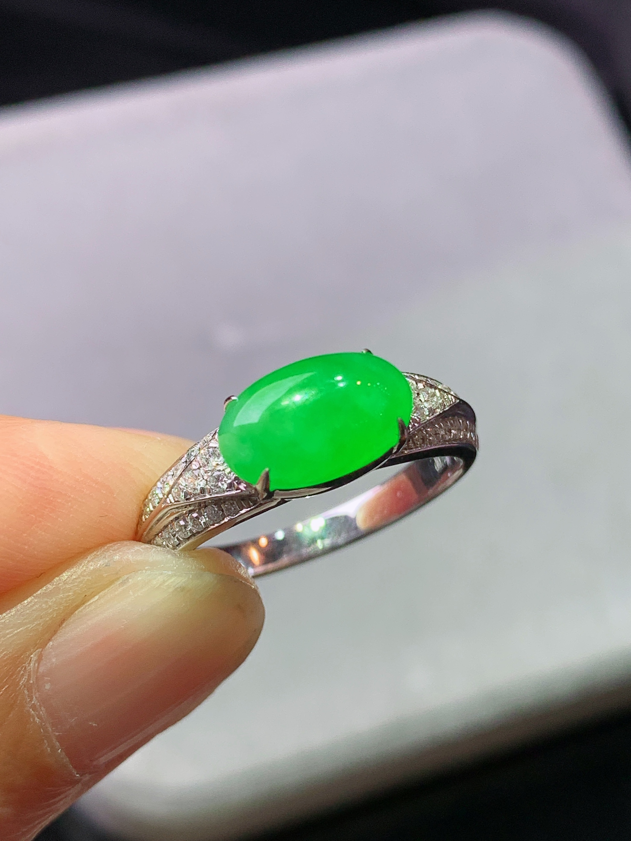 18k金钻镶嵌阳绿蛋面戒指 玉质细腻 水润亮眼 色泽艳丽 圈口14 整体尺寸9.8*6*4.3m5