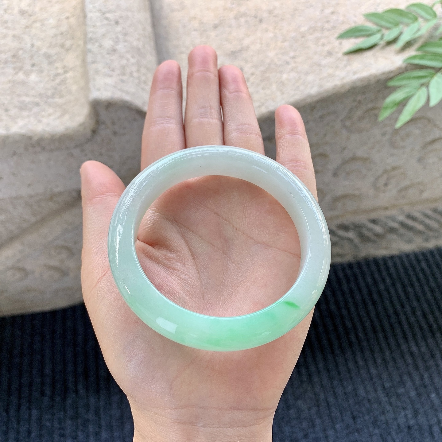 正圈58 59【圈口】59/11.9/9.2【编码】GL121335【描述】冰糯飘绿，水润，种老，细