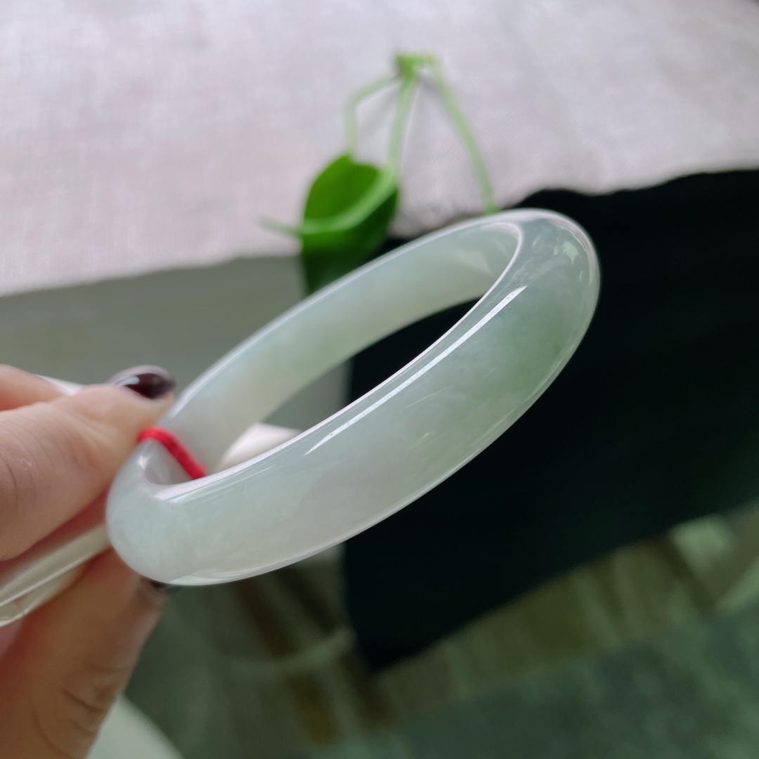 57.8/11.5/8.5绿色正圈，水润细腻，简约大方，佩戴温婉贤淑，无裂，ss48131a