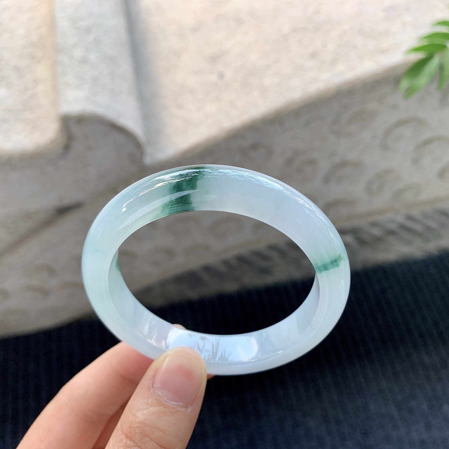 正圈51 52【圈口】52.5/11.4/7.9【编码】C5121219【描述】冰糯飘绿，水润，种老，细腻，打灯有絮线