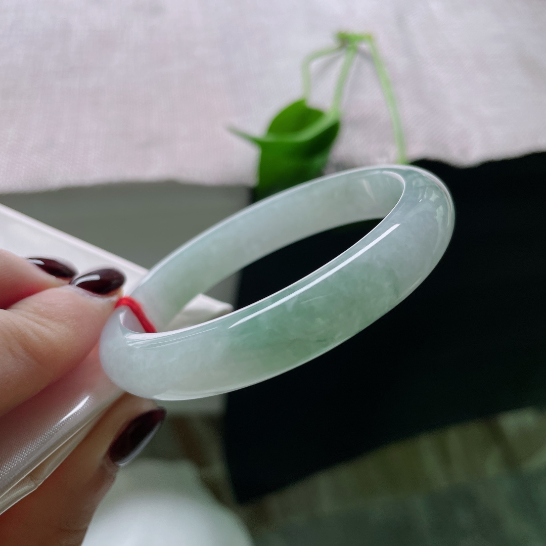 52.9（47.9）10.2/6.7，淡绿底贵妃，水头好，颜色深浅不一，韵味十足，皮纹，ss50355a