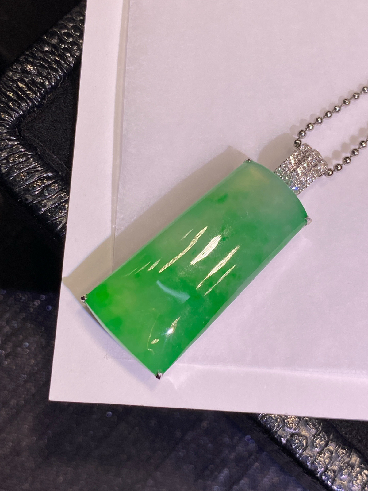 甜阳绿·无事牌，18k金镶嵌
厚装饱满，色鲜诱人，简约却藏不住的贵气..