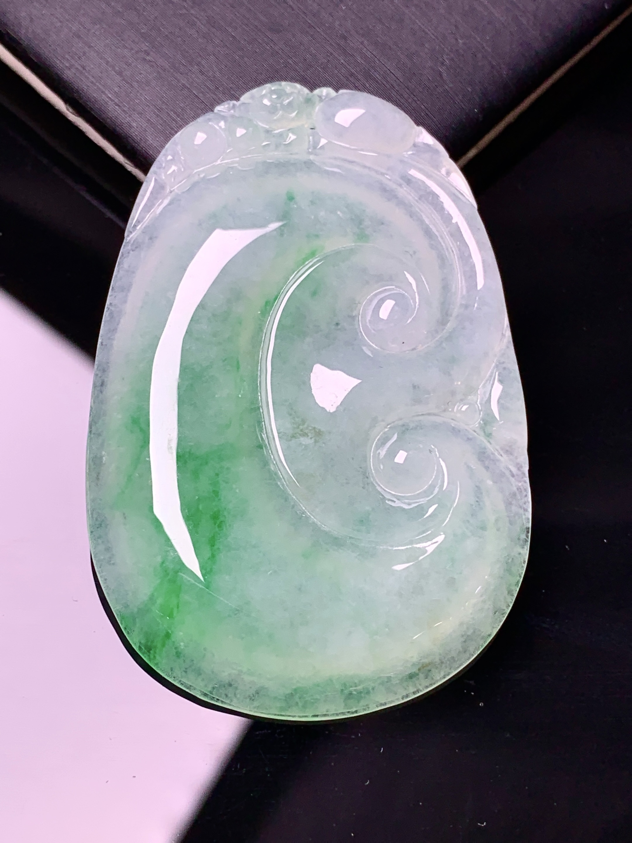 冰飘阳绿如意吊坠 玉质细腻 水润亮眼 色泽艳丽 整体尺寸51*34*5a2