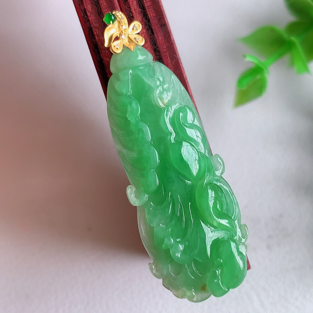 18k金伴钻冰润飘绿白菜吊坠  玉质细腻，巧雕白菜，叶脉纹理细密，饱和紧密;茎叶粗壮有力，白菜”音通“百财”，“玉”通“遇”，合起来就是“遇百财”之意，寄予事业生活中财源广进，一帆风顺 W01.13  尺寸：42-16.6-9.3mm