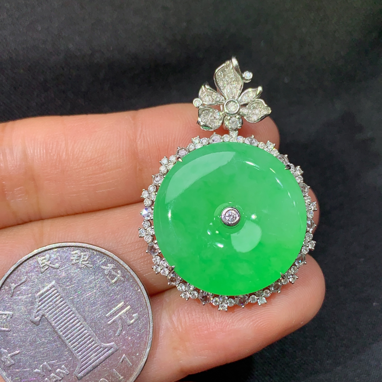 冰翠绿平安扣吊坠，18k金镶嵌，冰润色阳，玉质细腻，种水足，尺寸37*25.9*9.4