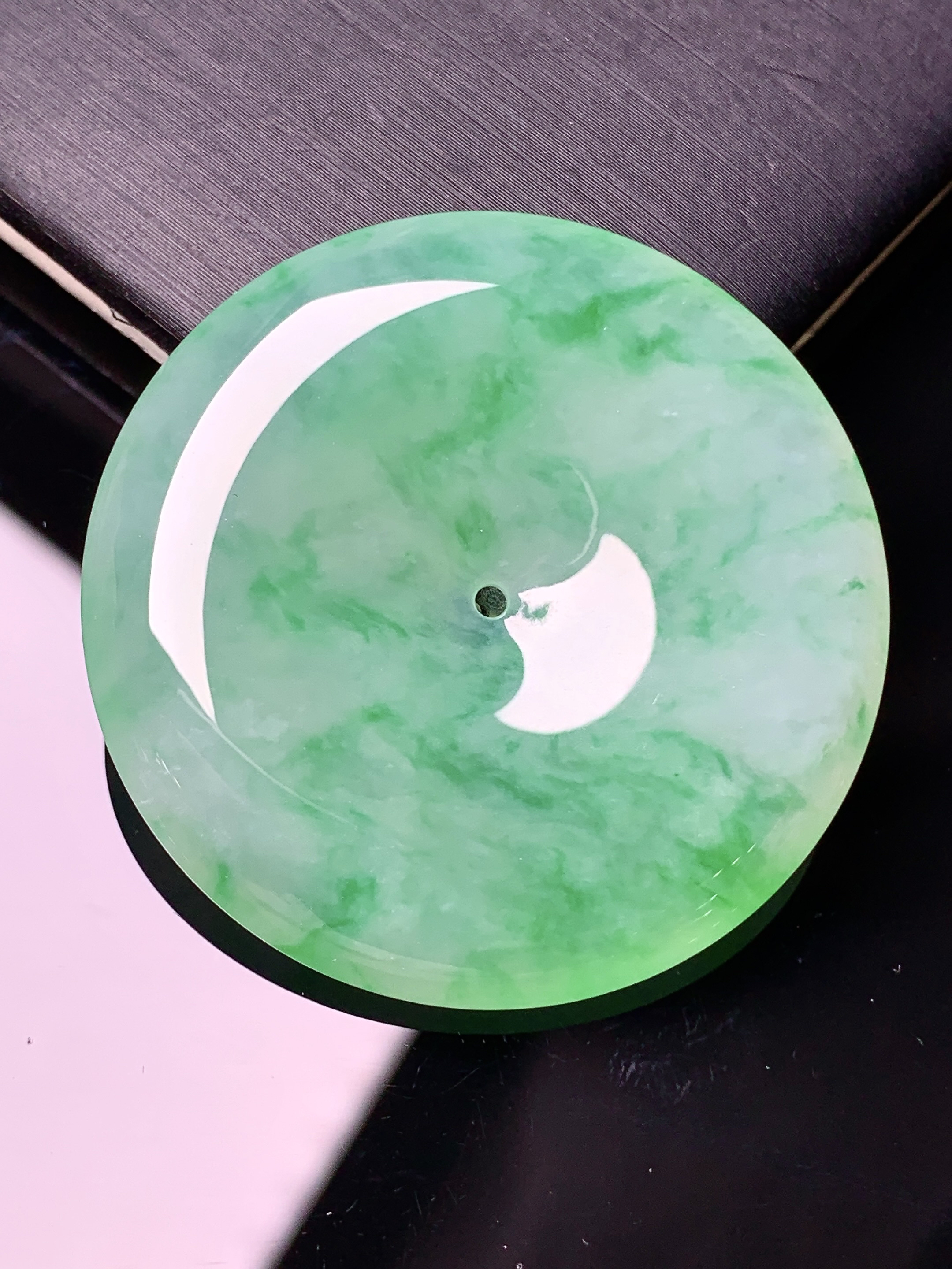 飘绿平安扣吊坠 玉质细腻 水润亮眼 色泽艳丽 整体尺寸36.2*6x1