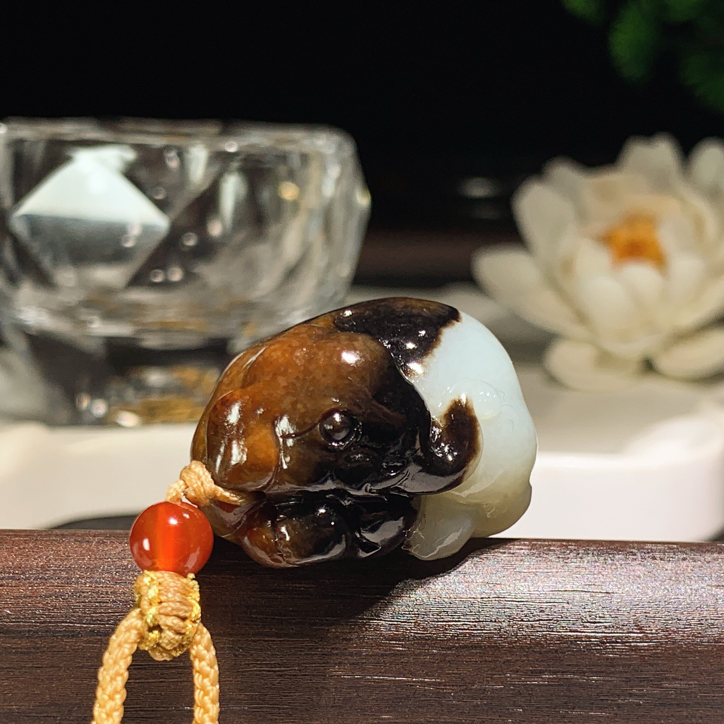 和田玉黑皮俄料大象挂件 尺寸31/23/17重22.8克。玉质细腻油润。手推出油。佩戴高端典雅。lt