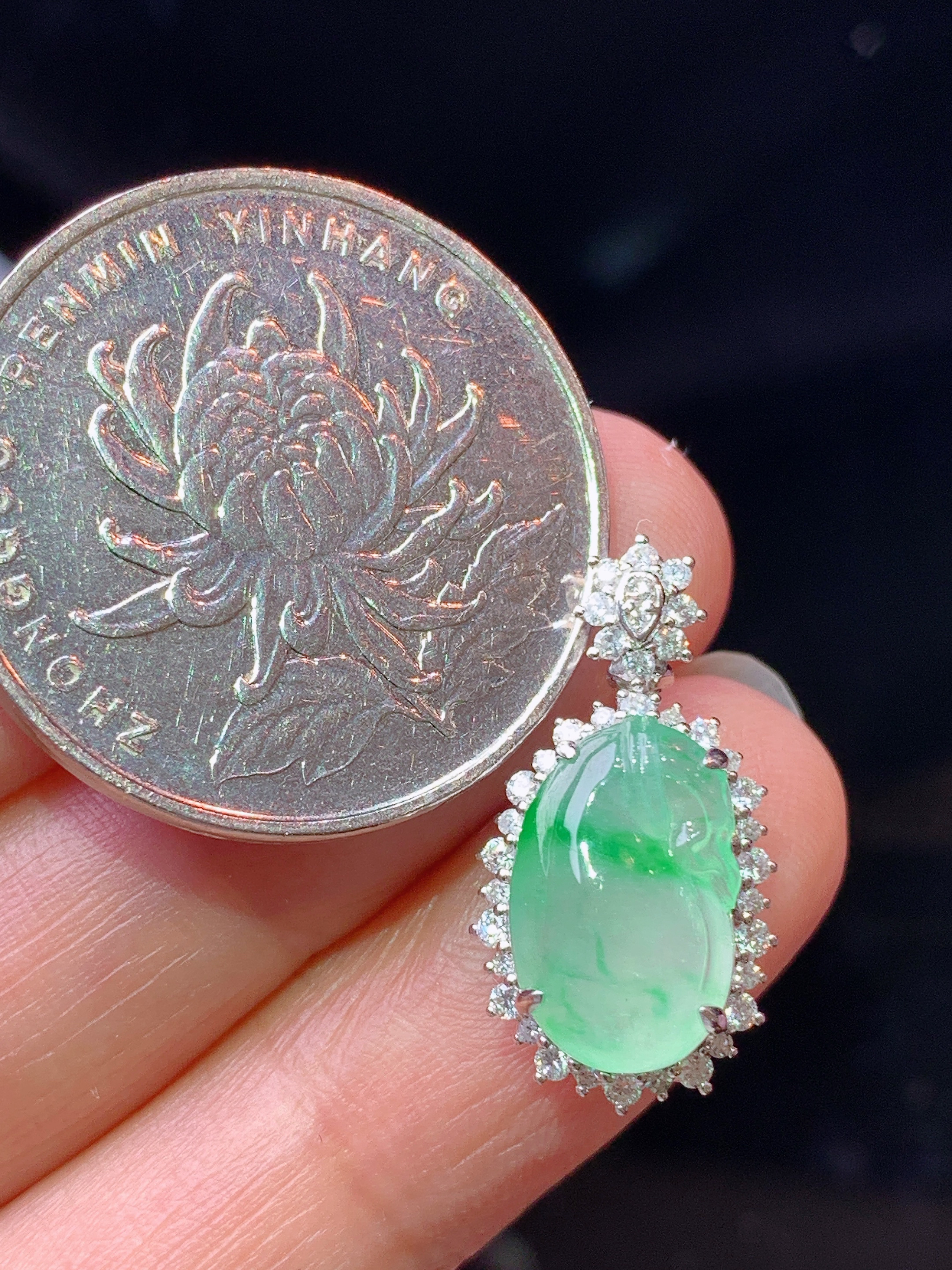 18k金钻镶嵌冰飘绿钱袋吊坠 玉质细腻 水润亮眼 色泽艳丽 整体尺寸20.8*11*7.5z1