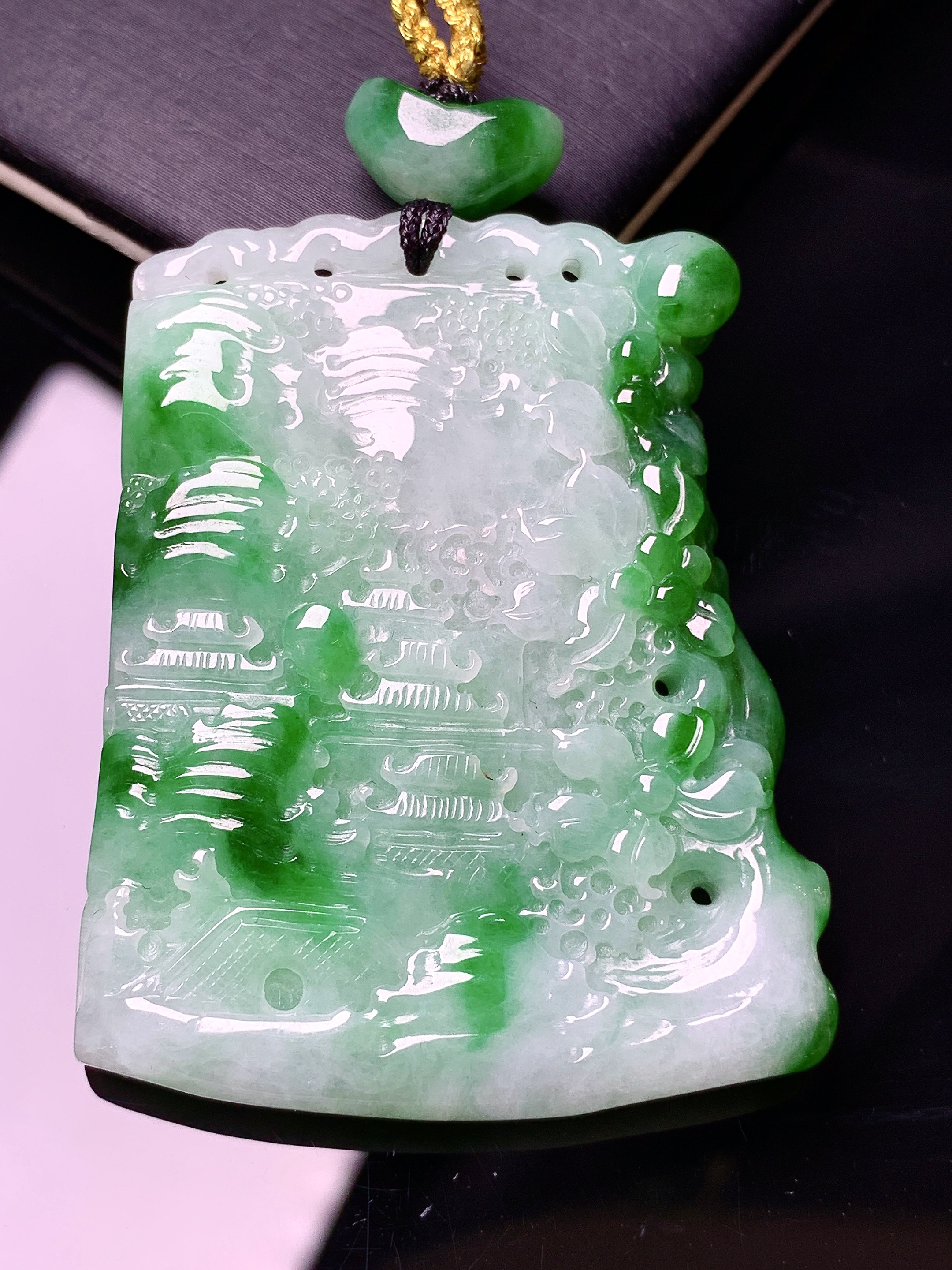 飘绿山水牌子吊坠 玉质细腻 色泽艳丽清新 水润亮眼 整体尺寸47.7*38*6.2e1