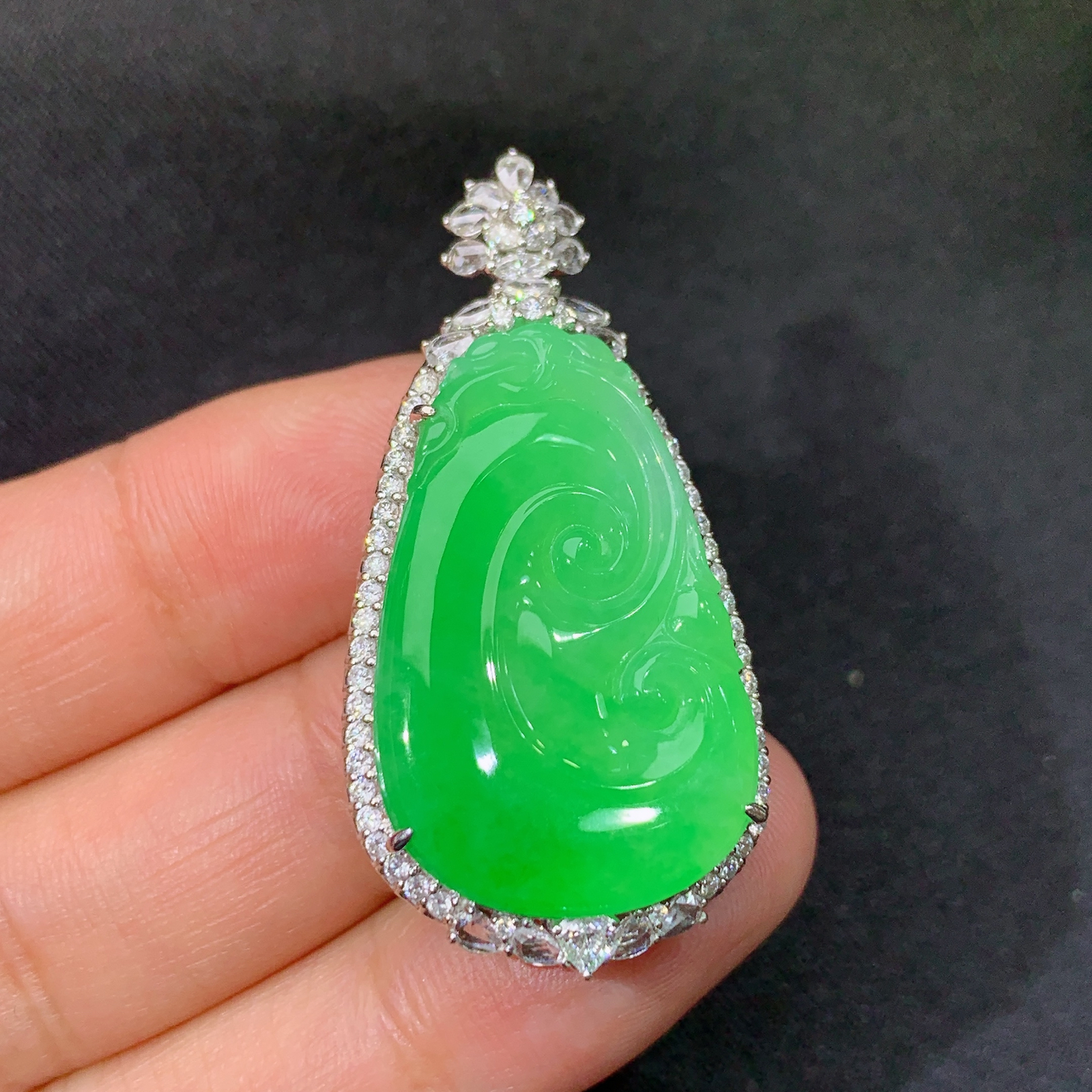 冰阳绿如意吊坠，18k金镶嵌，冰润色阳，玉质细腻，种水足，L6 尺寸41.6*21.1*9