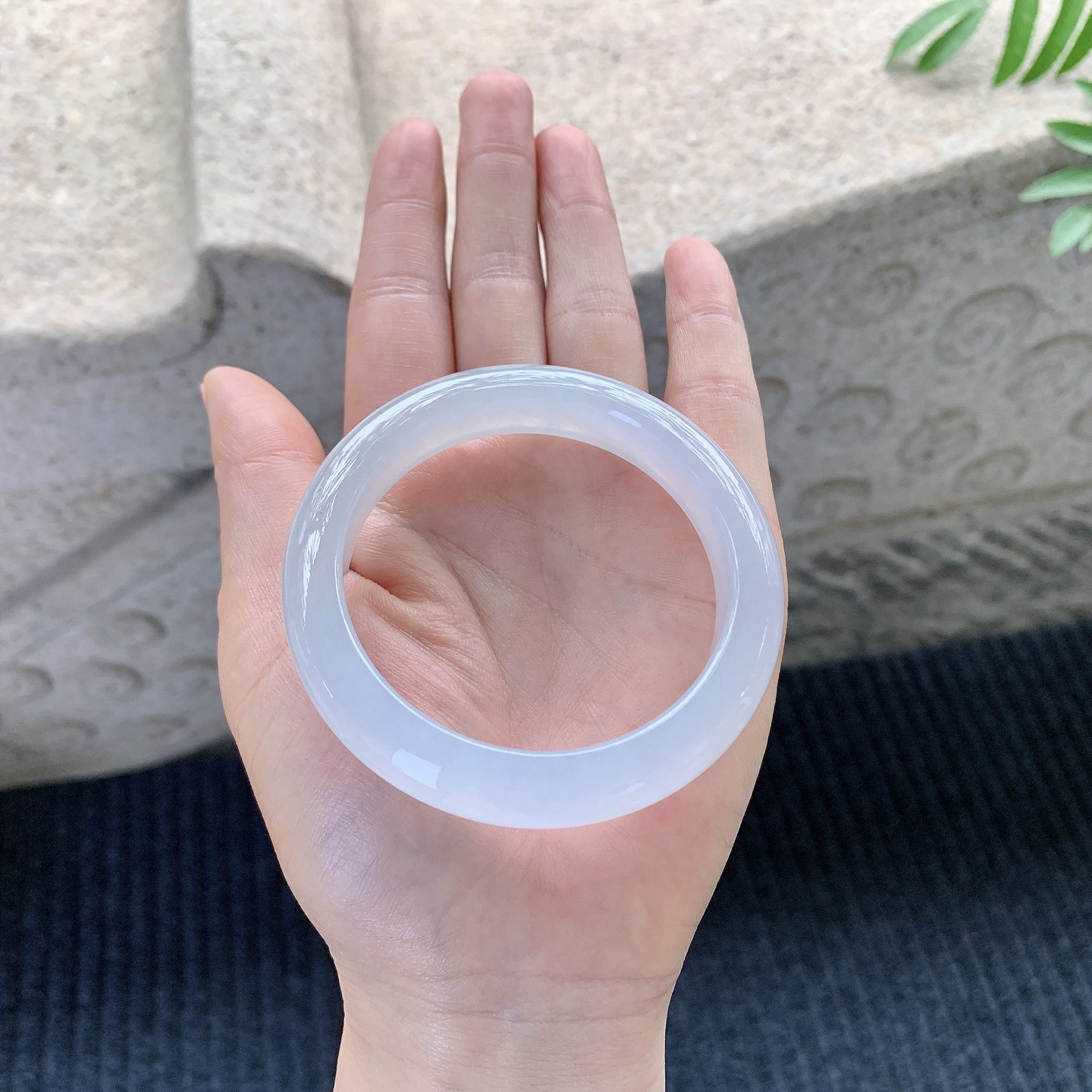 正圈53 54【圈口】54.6/11.4/8.8【编码】A1121423【描述】冰糯底色，水润，种老，细腻，打灯有棉根