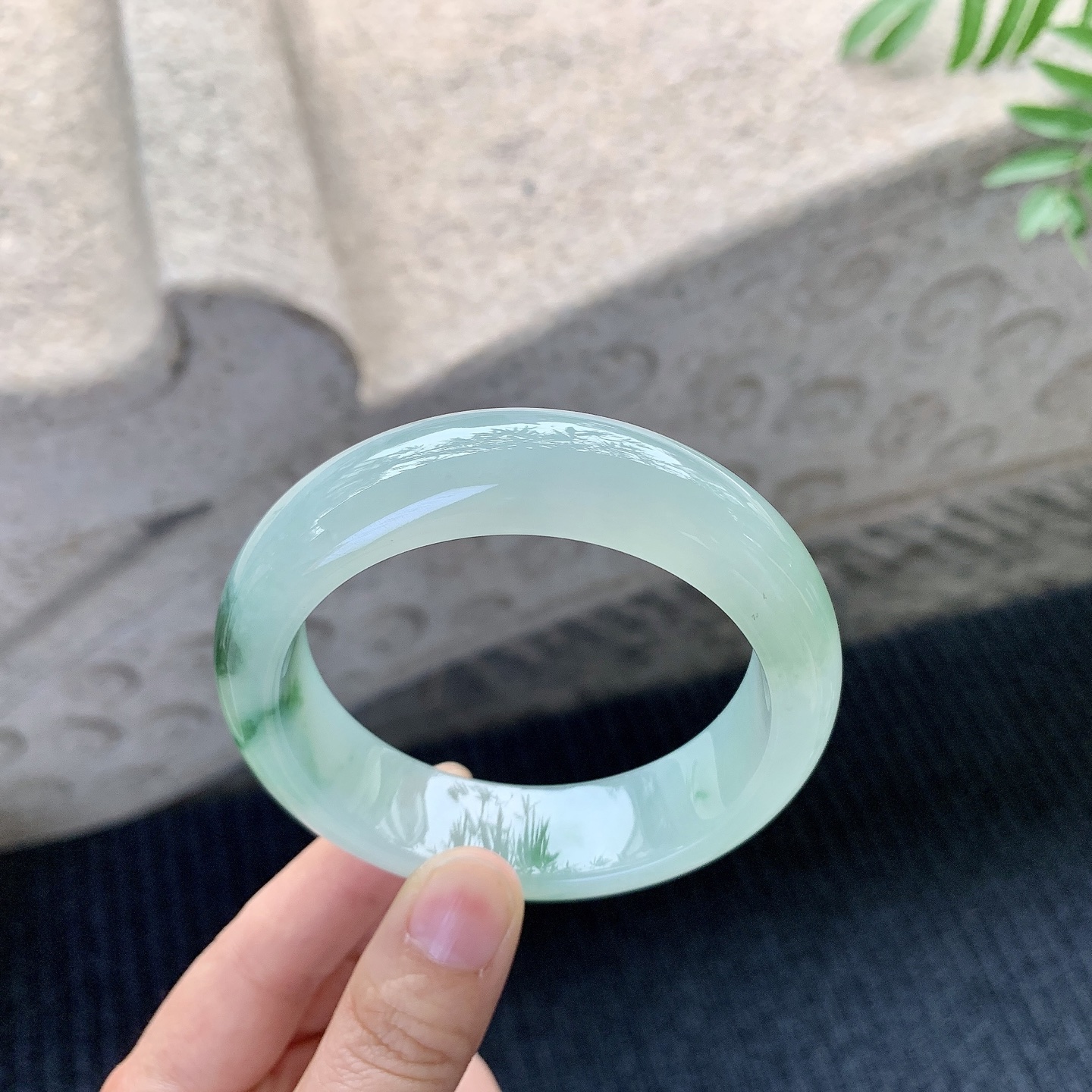 正圈56 57【圈口】57.7/16.3/9.5【编码】HC121428【描述】冰糯飘绿，宽版，水润，种老，细腻，无裂