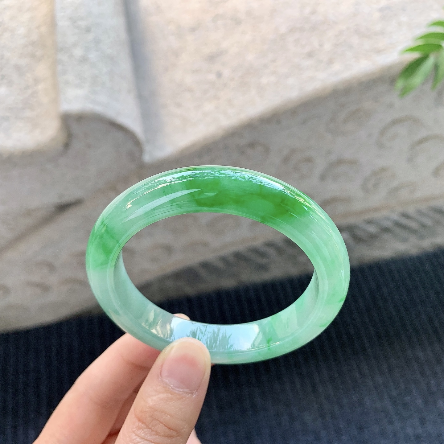 正圈55 56 【圈口】55/11.6/8.7 【编码】A1031875 【描述】糯冰飘阳绿，水润，种老，细腻，打灯有棉线