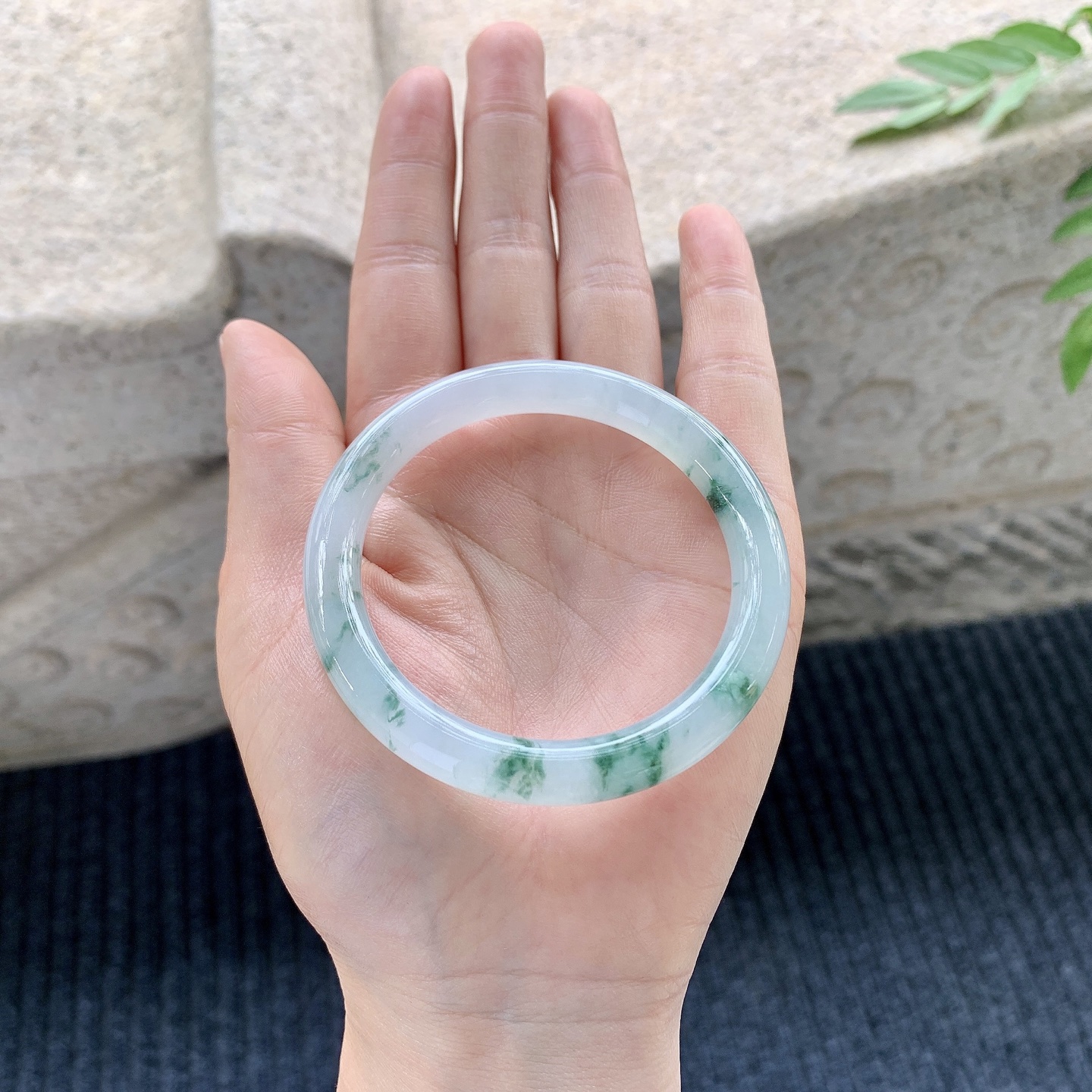 圆条51 52【圈口】52.3/7.9/8.1【编码】QX121338【描述】冰糯飘花，水润，种老，