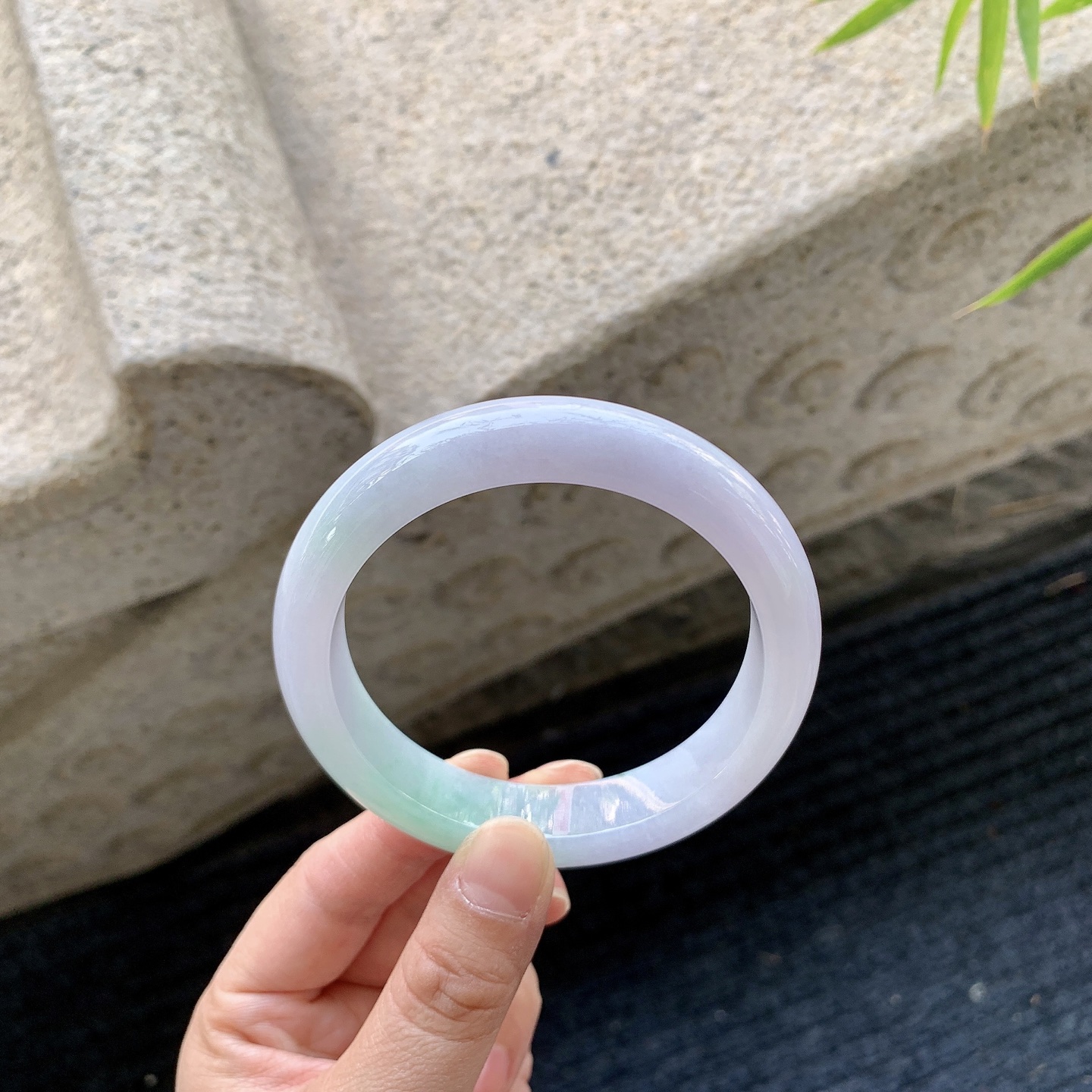 正圈58 59【圈口】59.1/13.2/9【编码】H1121471【描述】糯冰椿彩，水润，种老，细腻，无裂