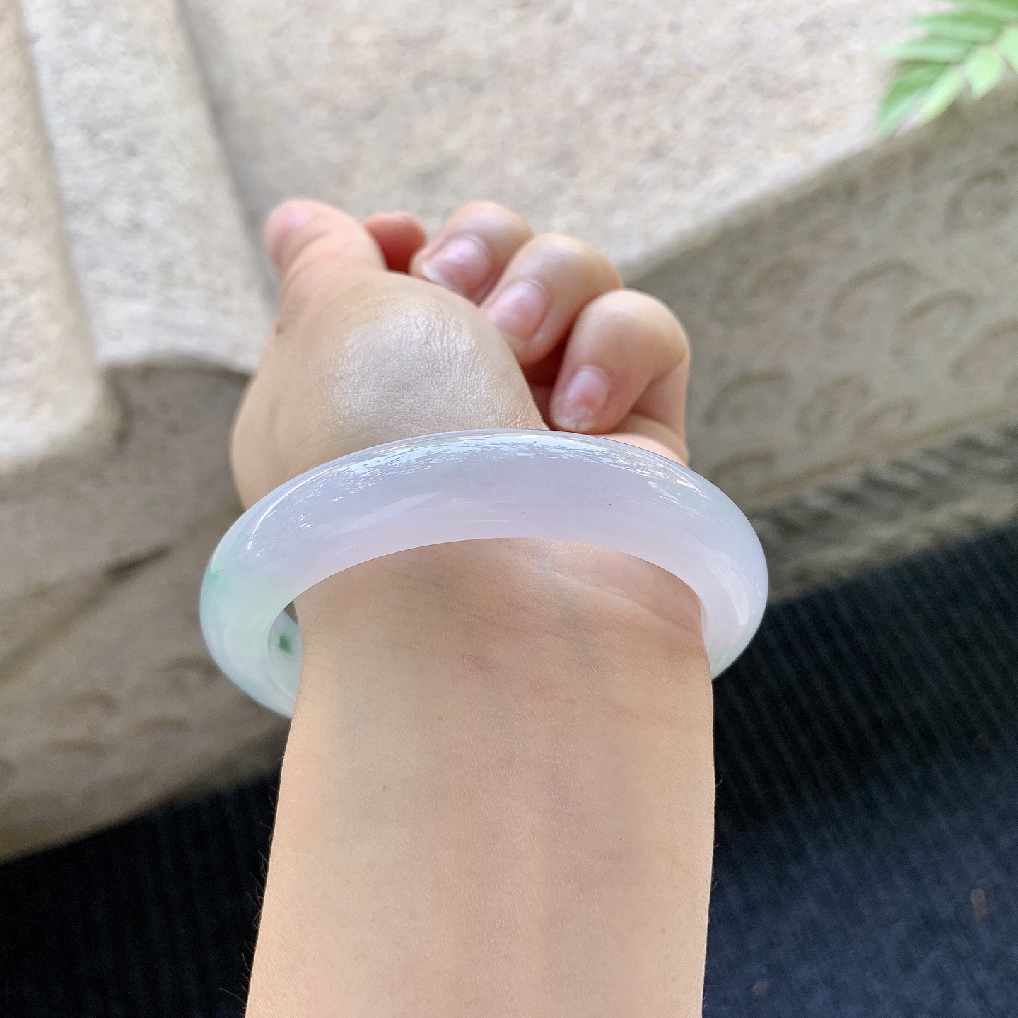 正圈54 55【圈口】54.8/11.8/8.6【编码】H6040242【描述】糯冰淡紫飘花，水润，种老，细腻，内侧有棉线