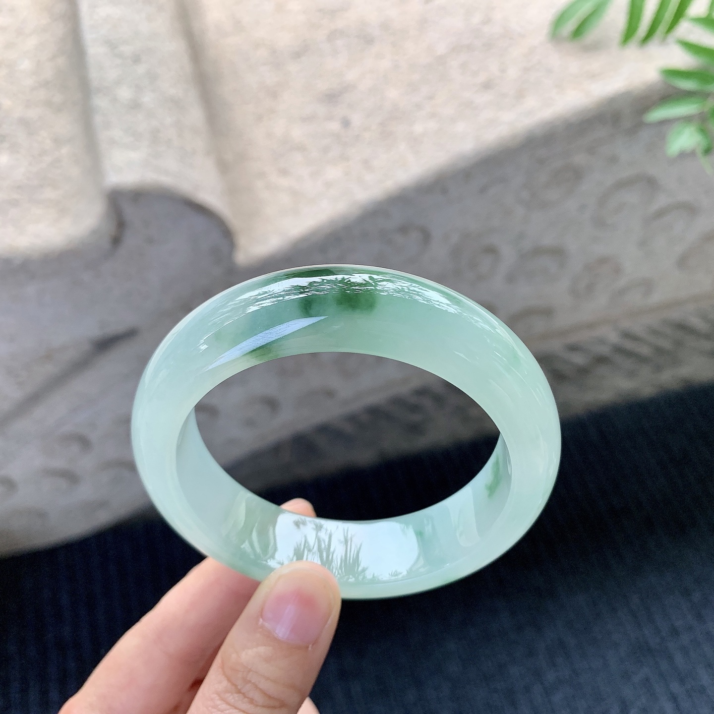 正圈56 57【圈口】57.7/16.3/9.5【编码】HC121428【描述】冰糯飘绿，宽版，水润，种老，细腻，无裂