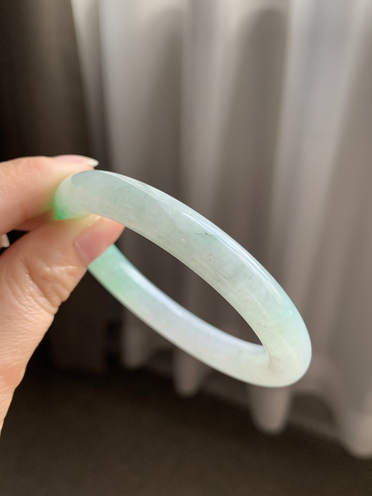 圆条51 52【圈口】52.8/9.2/9.2【编码】YT041069【描述】糯冰飘绿，水润，种老，细腻，有棉纹线