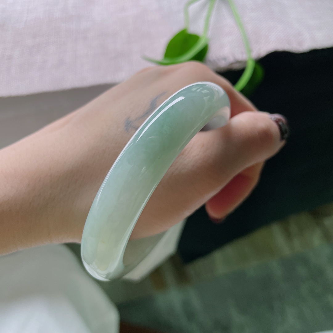 58.1/12.6/8.5浅油绿正圈，双层渐变编织，似水墨在宣纸上自然晕染，无裂，ss47612a