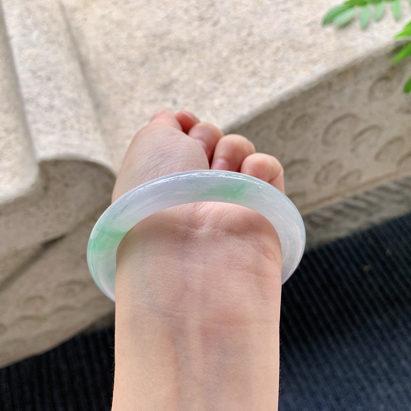 圆条54 55【圈口】55/9.1/9.3【编码】A2041509【描述】糯冰春彩，水润，种老，细腻，有纹线