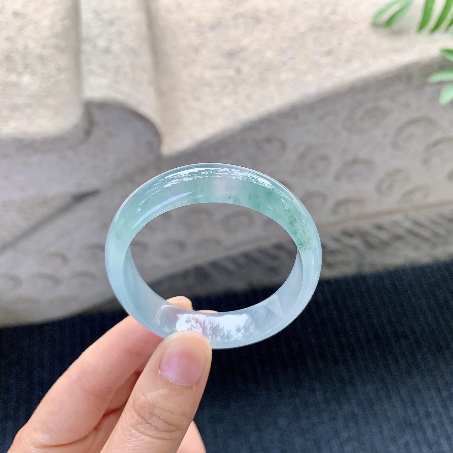 贵妃49 50【圈口】50.6/45.6/11.8/6【编码】H1121433【描述】冰糯紫底飘花，水润，种老，细腻，无裂