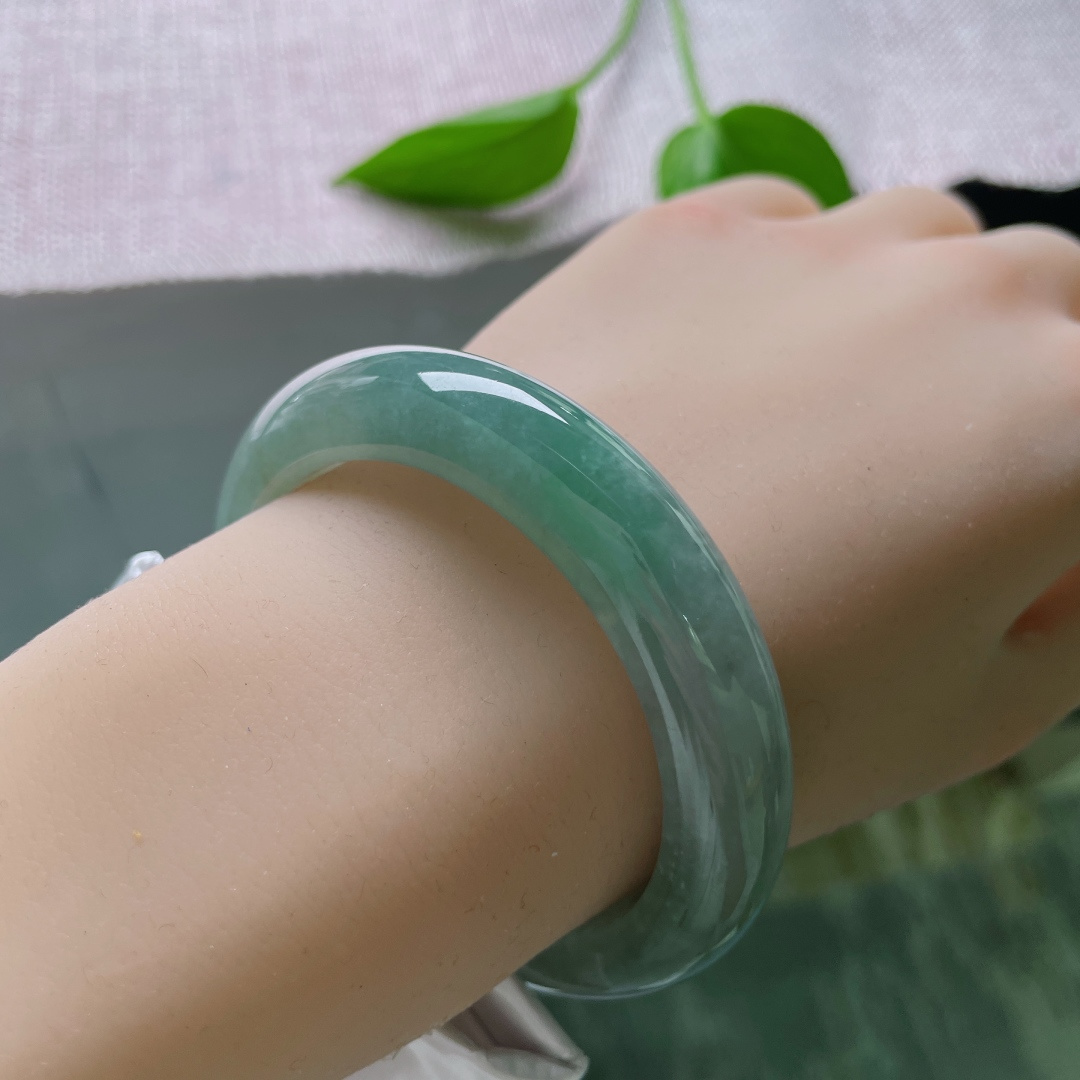 53/12/9，湖水蓝正圈，种老，饱满圆润，不艳不燥，是被岁月浸养的老玉，无裂，洒金，ss49798a