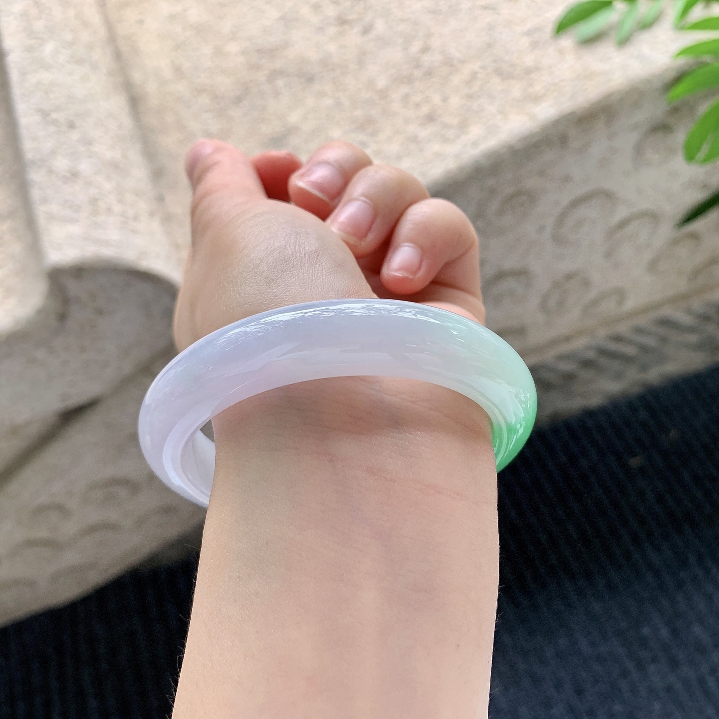 正圈58 59【圈口】58/12.7/9【编码】A3041533【描述】糯冰椿彩，水润，种老，细腻，无裂纹