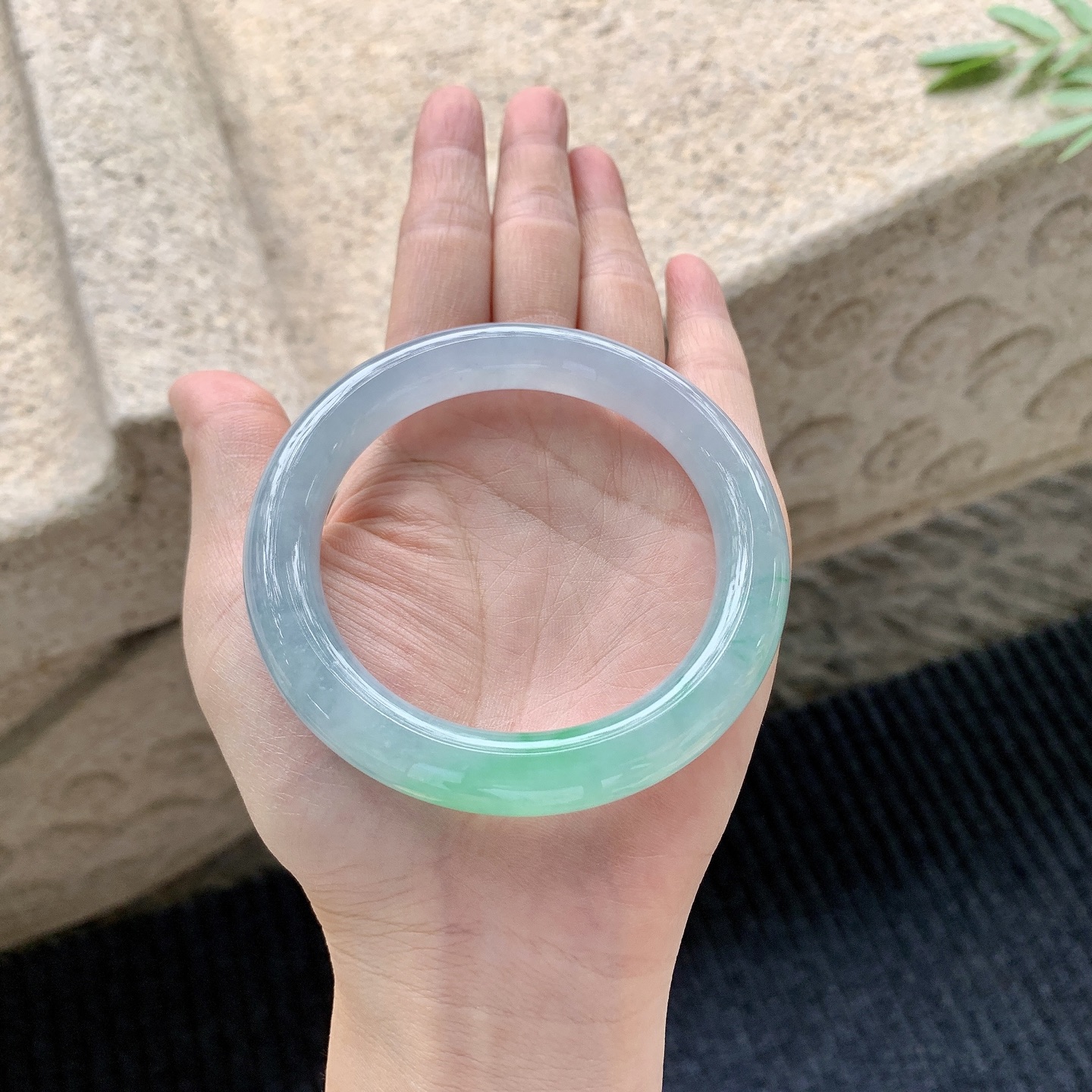 圆条55 56【圈口】56.8/10.7/10.2【编码】B2040815【描述】冰糯春彩，水润，种老，细腻，内侧有絮线