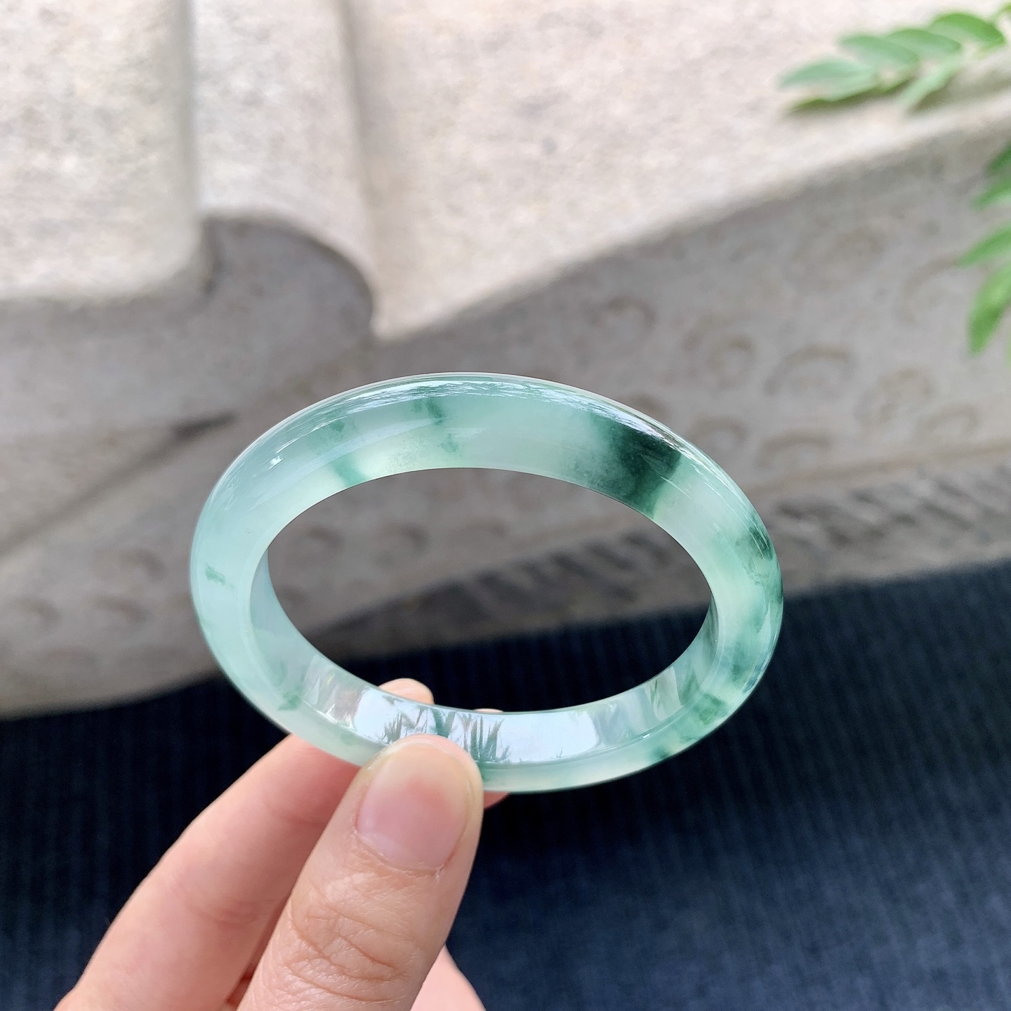 贵妃50 51 圈口51.3/45.4/9.5/7.4 糯冰飘绿花，水润，种老，细腻，打灯有纹线GL121337