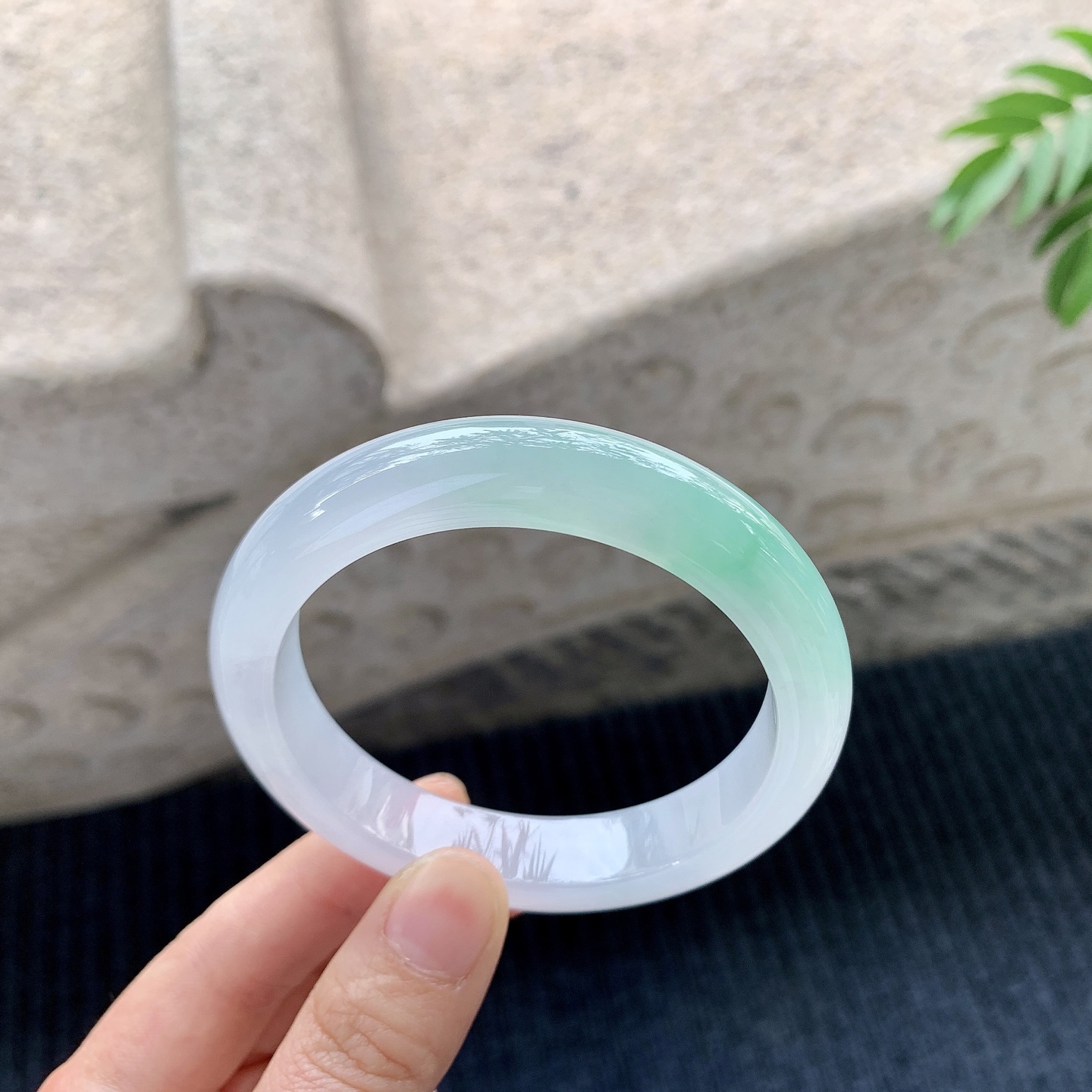 正圈55 56【圈口】56.4/12/8.5【编码】C5010554【描述】糯冰飘绿，水润，种老，细腻，打灯有棉线