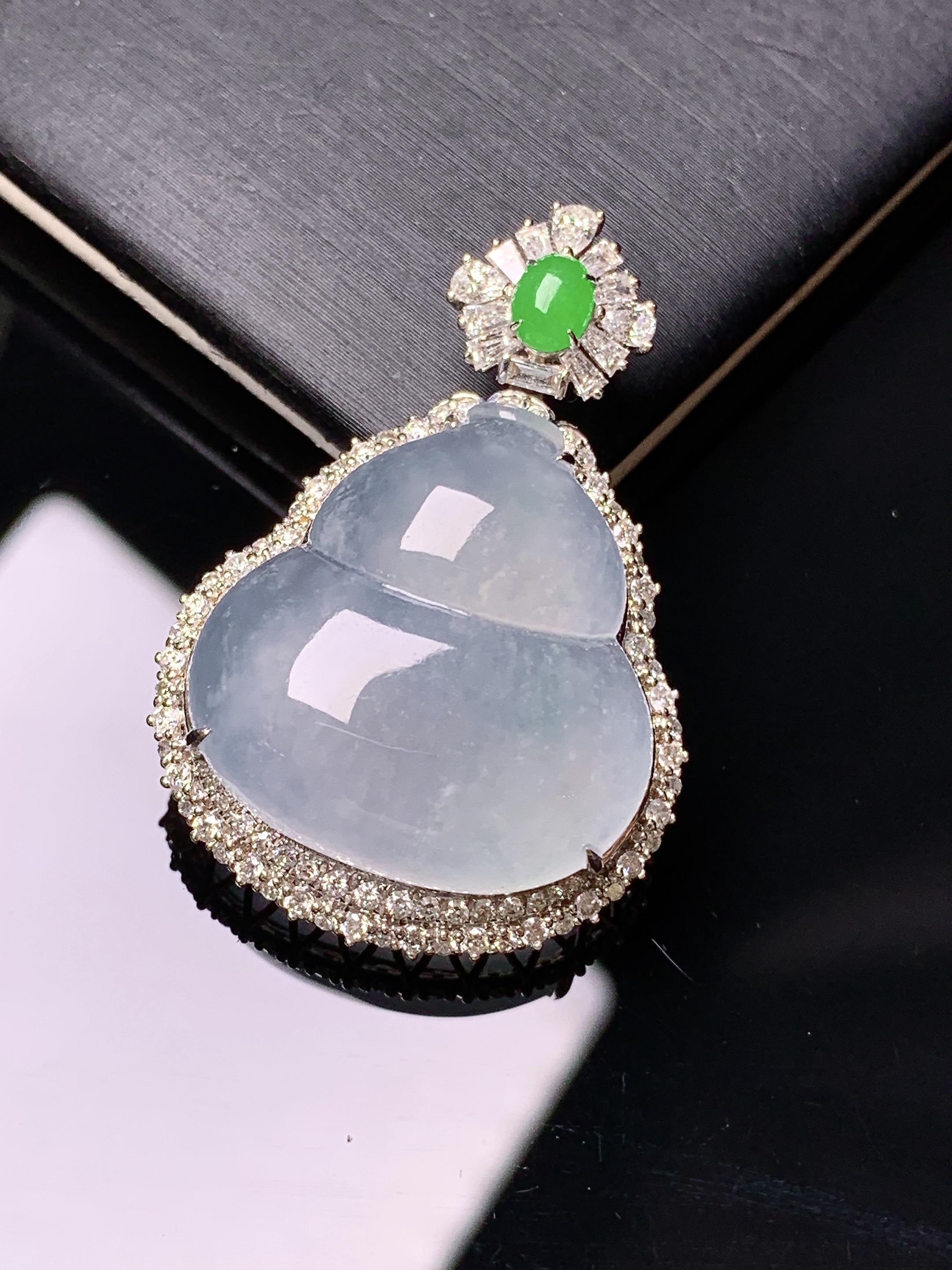 18k金钻镶嵌冰种葫芦吊坠 玉质细腻 水润亮眼 色泽艳丽 整体尺寸35.6*24.5*11k1