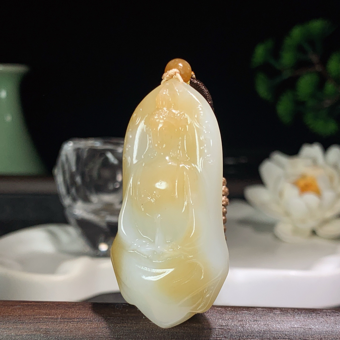 新疆和田玉白玉且末糖观音挂件 尺寸54/27/10重24克。玉质细腻油润。手推出油。佩戴高端典雅。lt260413