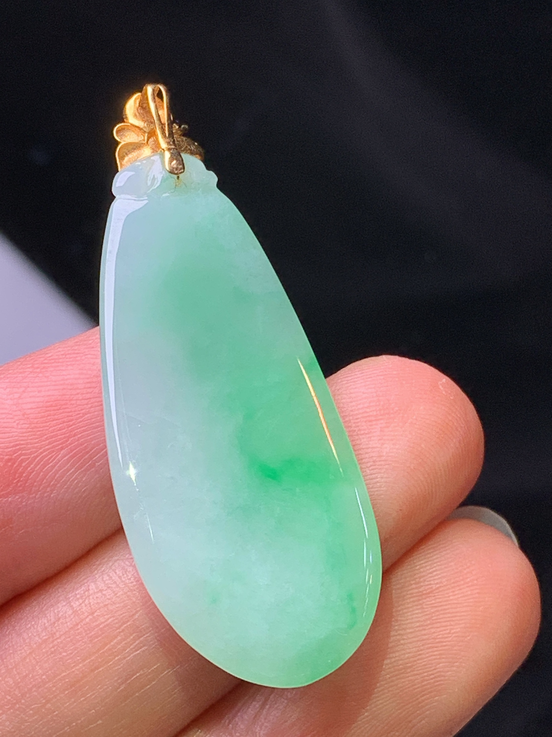 18k金镶嵌飘绿福瓜吊坠 玉质细腻 水润亮眼 色泽艳丽 整体尺寸42.2*16.6*5.6j1