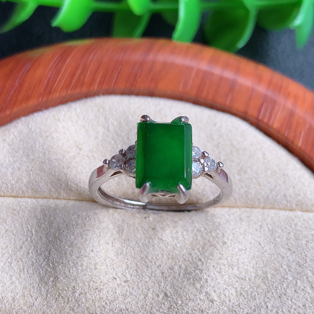 冰润满绿精美环形翡翠戒指  玉质细腻  冰清玉润  飘花灵动  颜色漂亮  W481.13  内径尺