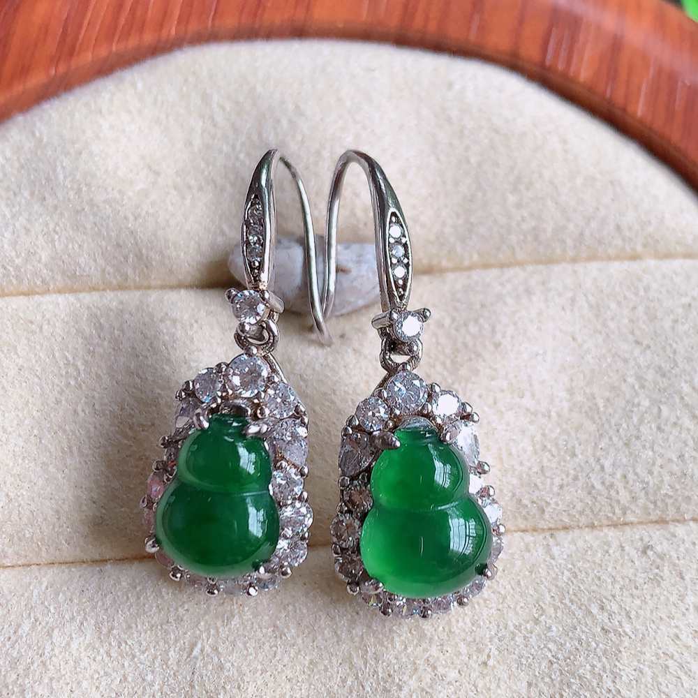 冰满绿翡翠925银镶嵌葫芦耳坠，自然光实拍，翠色灵动，颜色漂亮，种老水足，品相佳，佩戴佳品！W481.13  取一整体尺寸：17.5-10.6-7.8mm  裸石尺寸：10-7.8mm