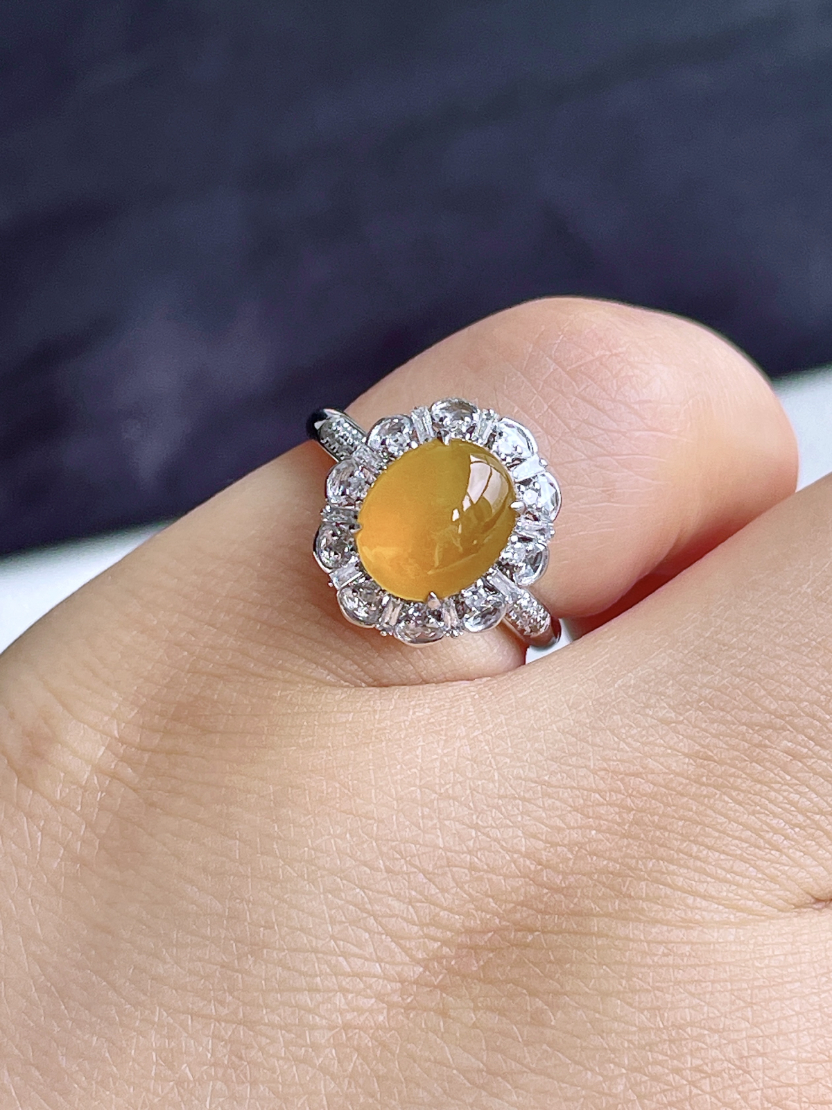 【镶嵌】高冰黄翡蛋面戒指 
【说明】缅料 18k金镶嵌 性价比高  
【整体】13.7-12.4-