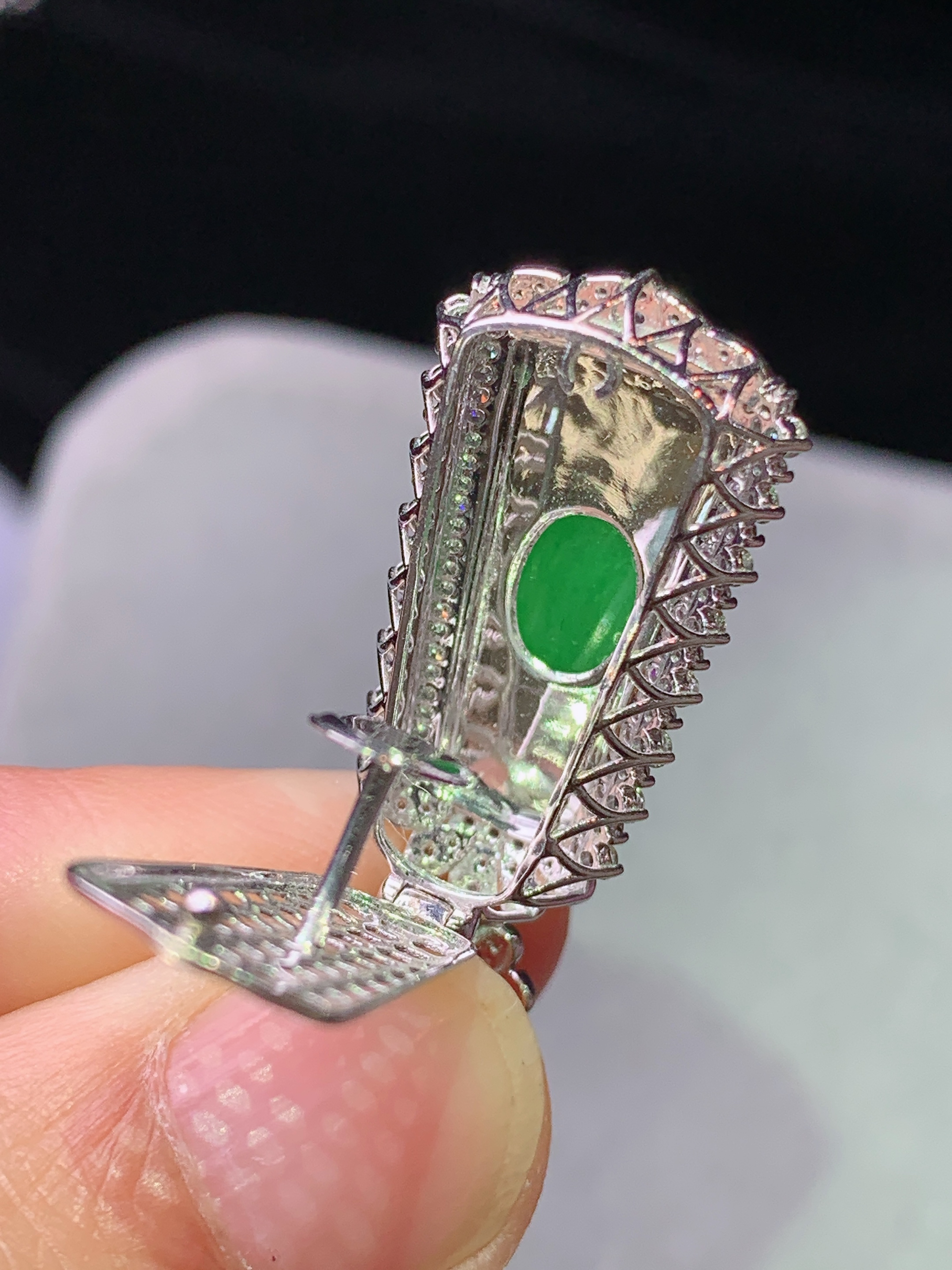 18k金钻镶嵌阳绿无事牌吊坠 玉质细腻 水润亮眼 色泽艳丽 整体尺寸30.6*13.8*9.3k1