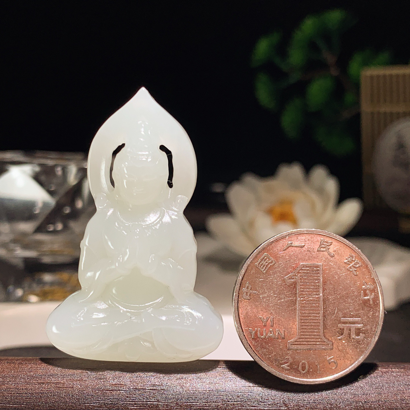 新疆和田玉坐观音挂件。尺寸45/30/12重21克。玉质细腻油润。手推出油。佩戴高端典雅。lt260413